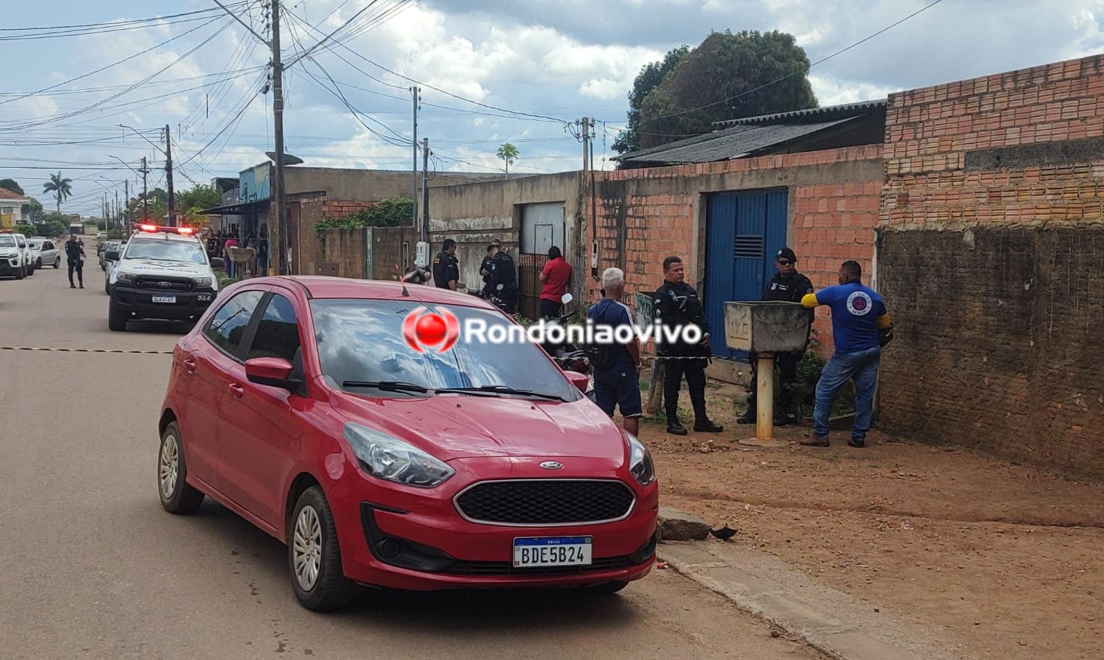 AO VIVO: Assaltantes fazem vítimas reféns em residência