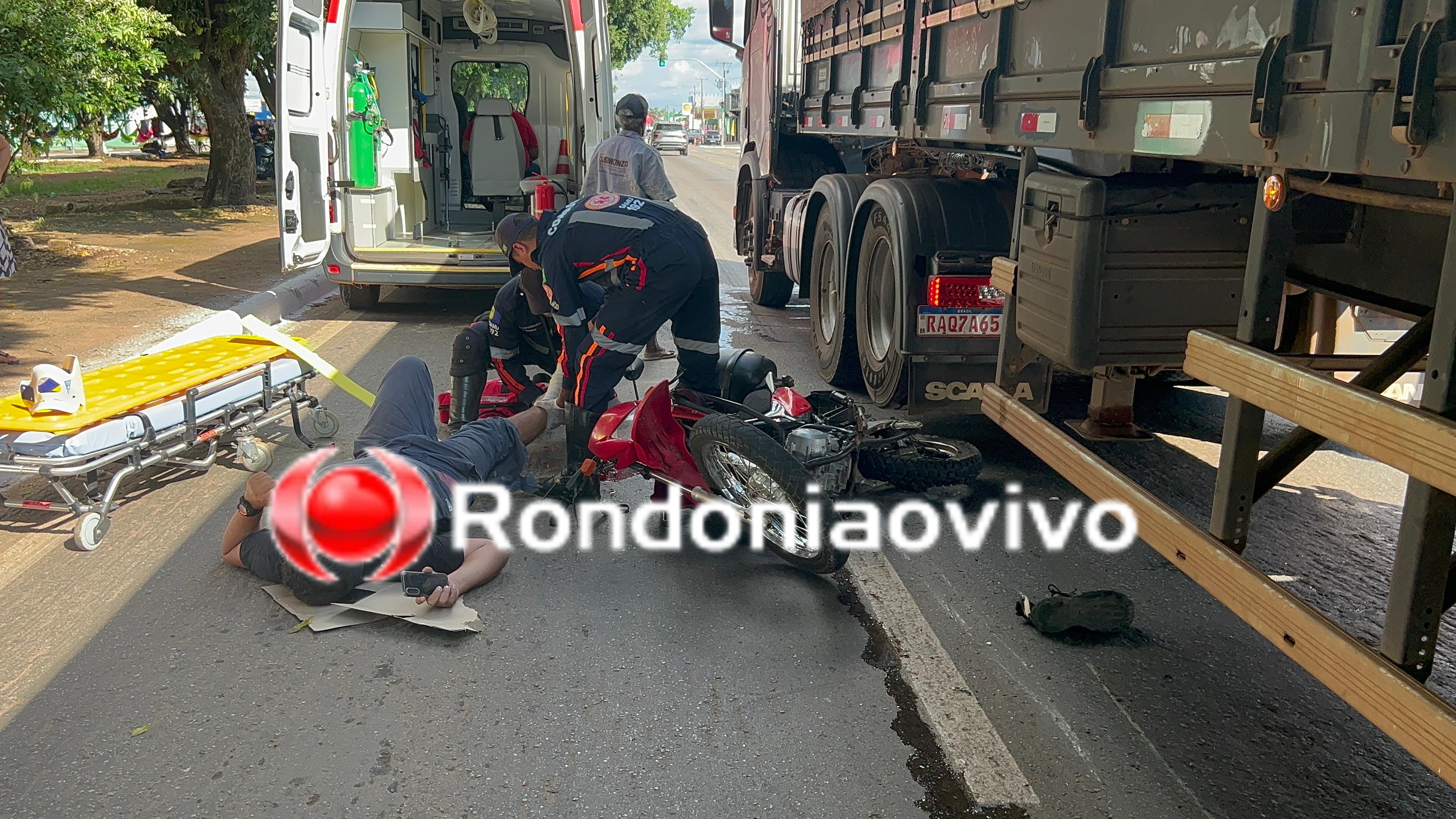 VÍDEO: Motociclista sofre graves lesões ao ser atropelado por carreta