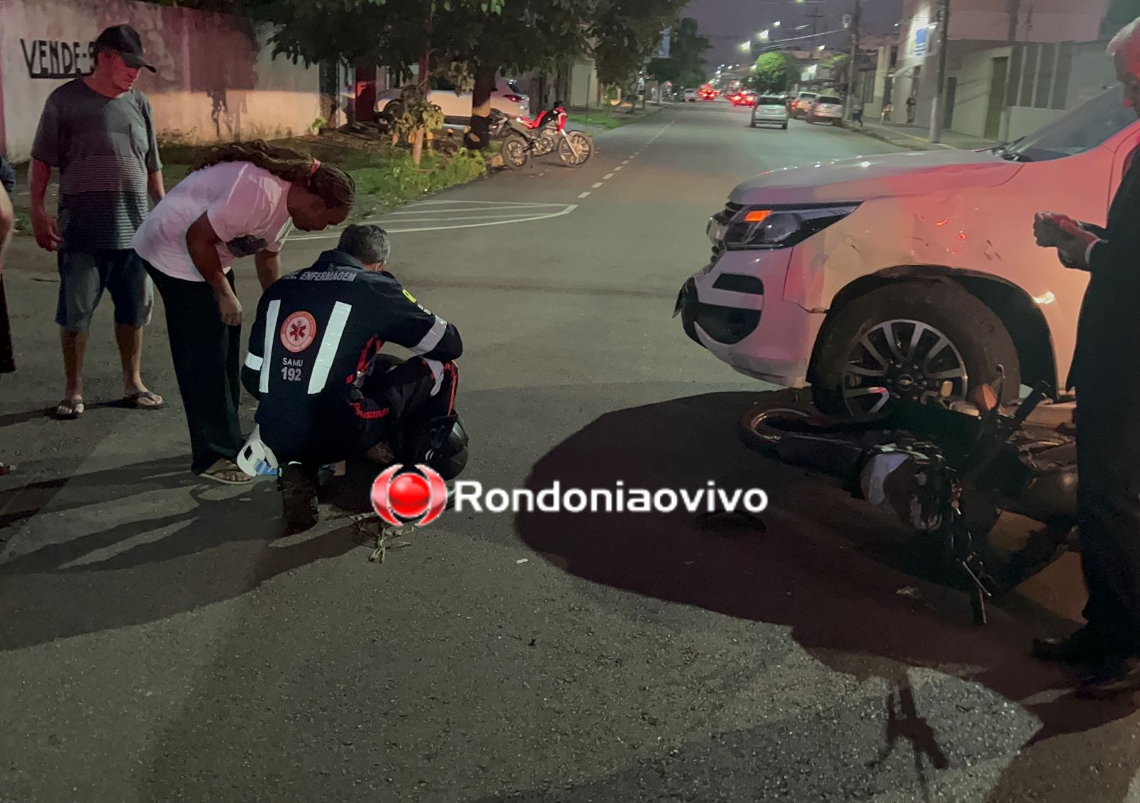 VÍDEO: Mulher em moto fica em estado grave ao bater em caminhonete