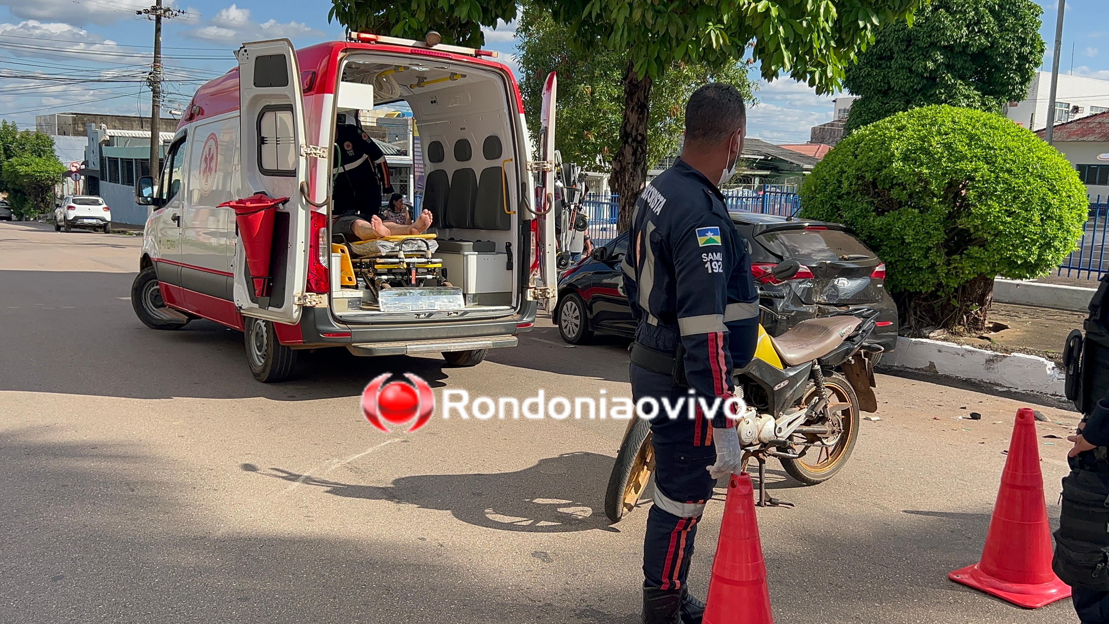 VÍDEO: Motociclista fica gravemente ferido após bater em carro parado