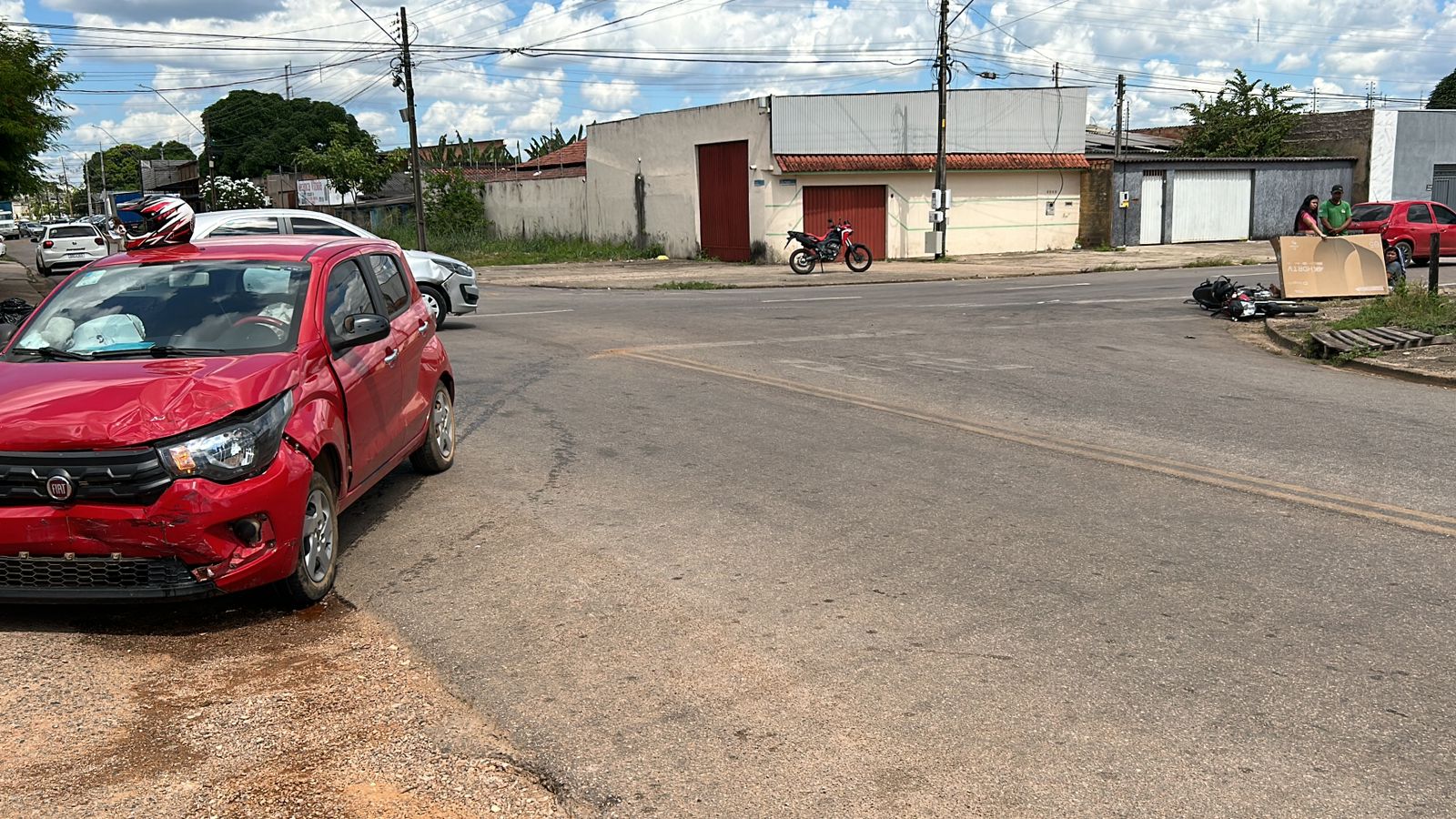 URGENTE: Batida envolvendo três veículos deixa mulher ferida na Jaci