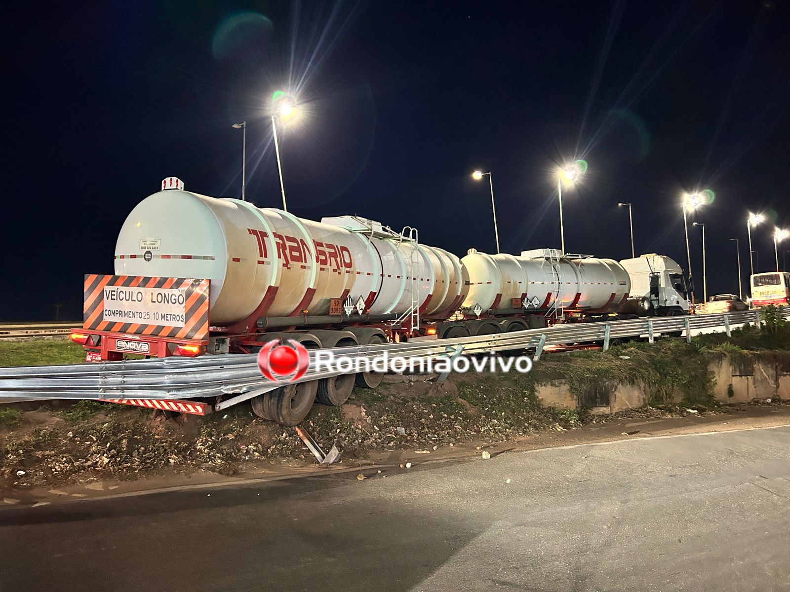 MAIS UMA: Carreta tanque volta de ré e quase cai de viaduto