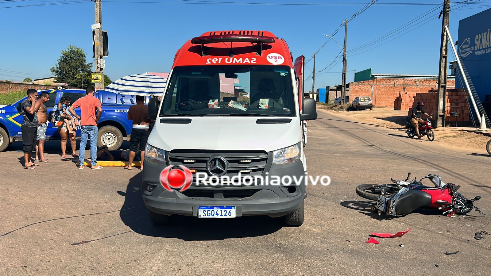 VÍDEO: Motociclista tem fratura exposta em colisão com caminhão