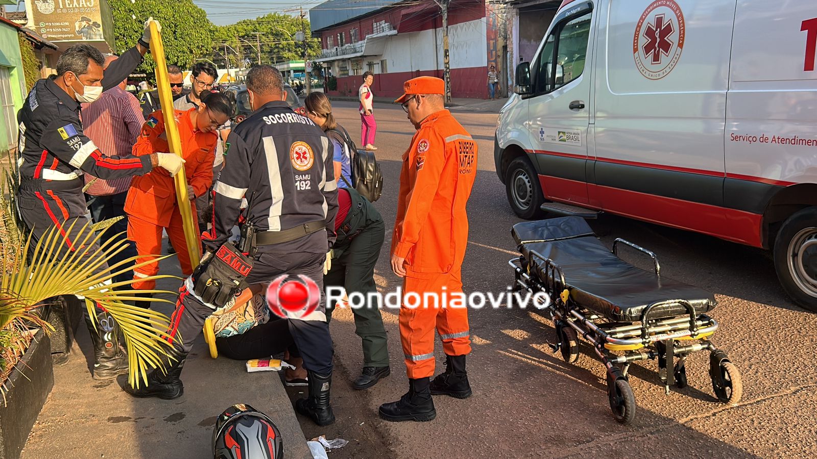 VÍDEO: Mulher em moto sofre fratura após bater na traseira de carro
