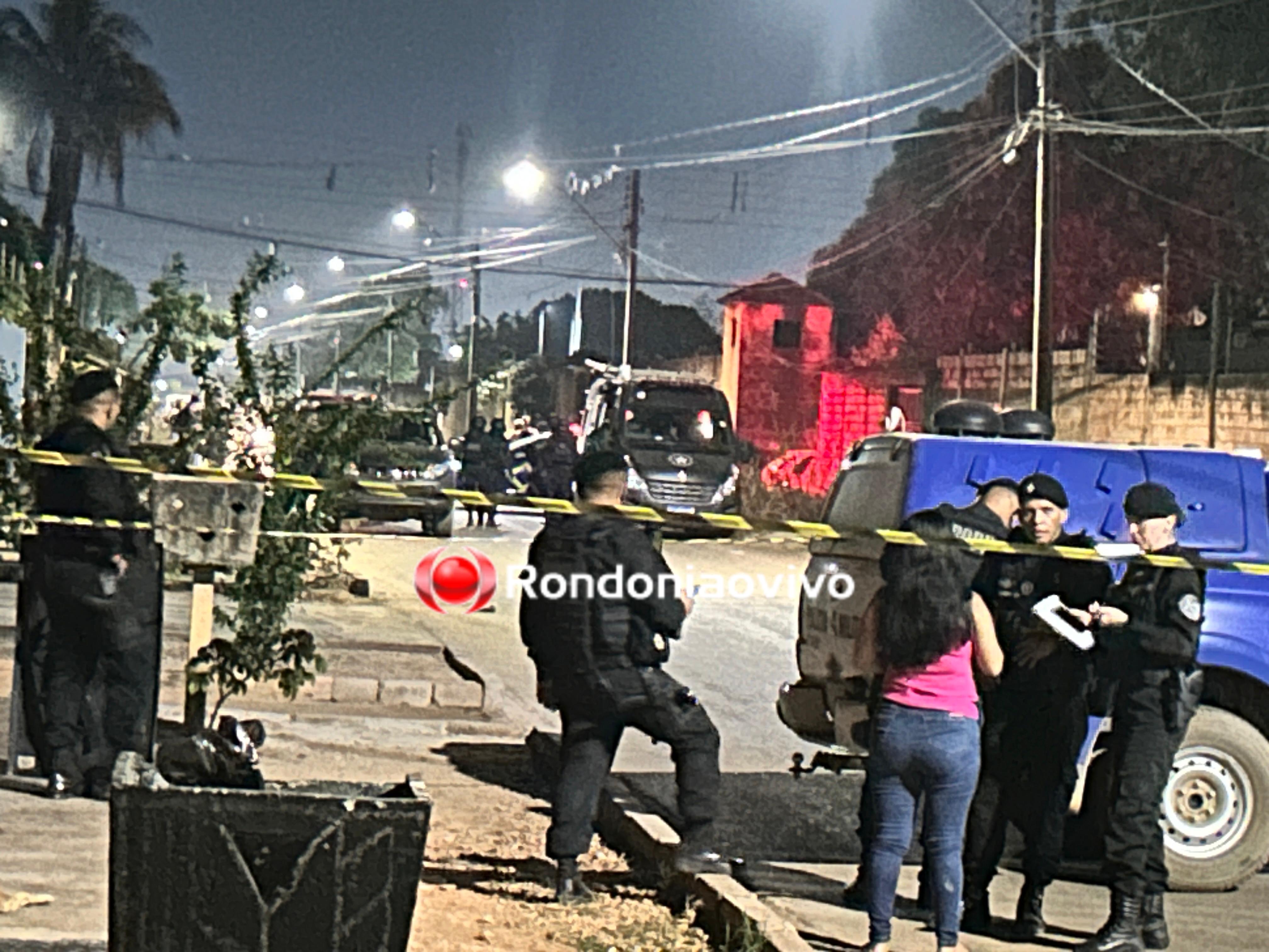 ASSISTA: Homem efetua disparos e recusa se entregar após chegada da PM