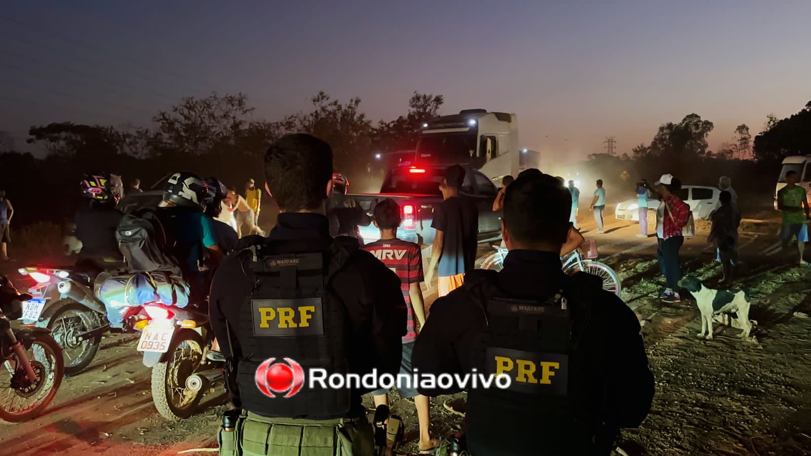 AO VIVO: Após presença de reportagem, moradores liberam trecho de bloqueio na BR-364
