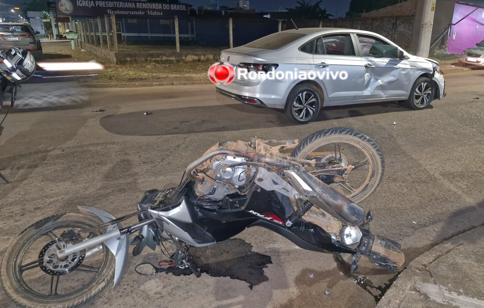 AVANÇOU: Motociclista passa direto em cruzamento e atinge violentamente carro 