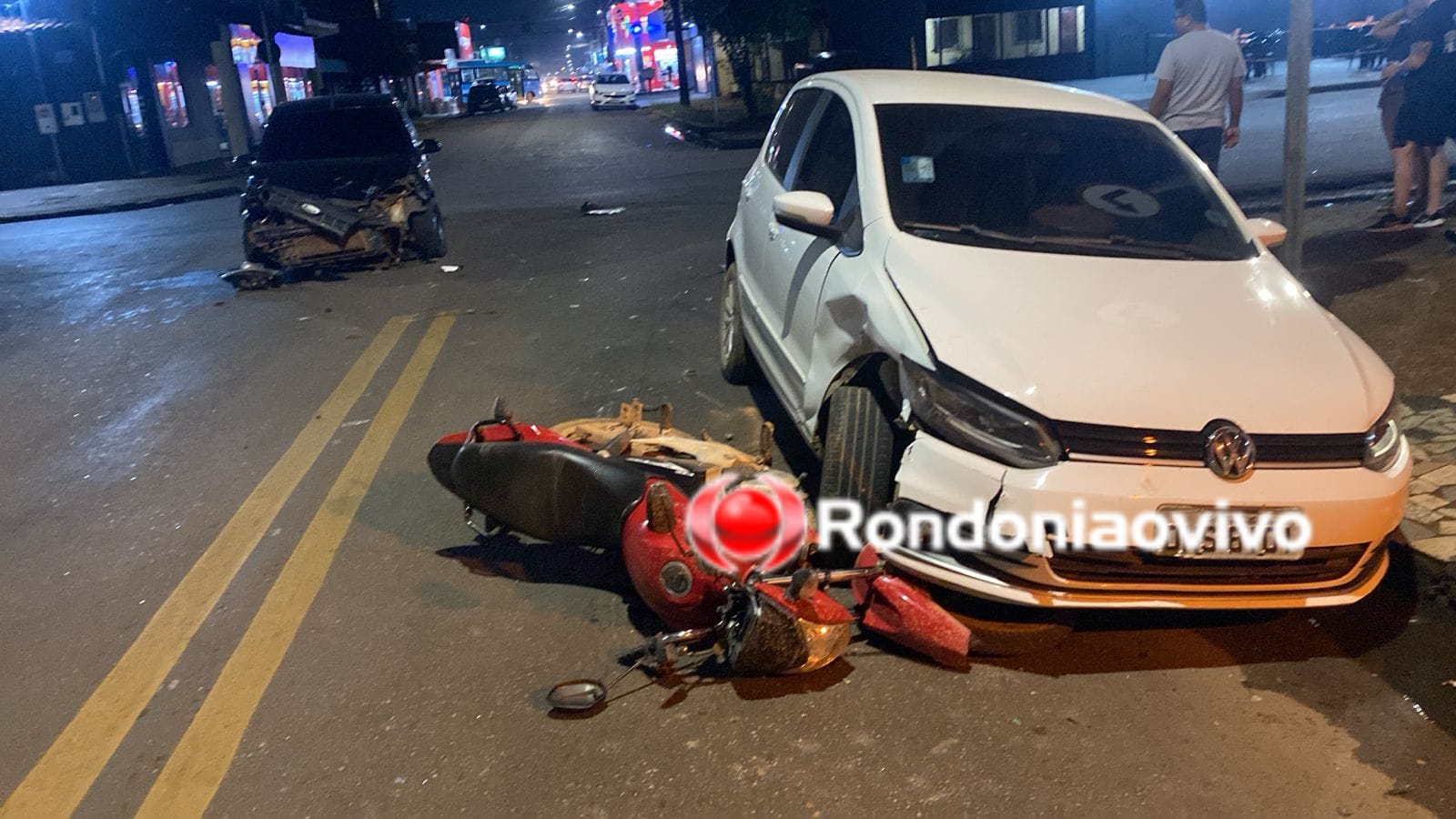 Casal em moto é atropelado após batida envolvendo dois carros