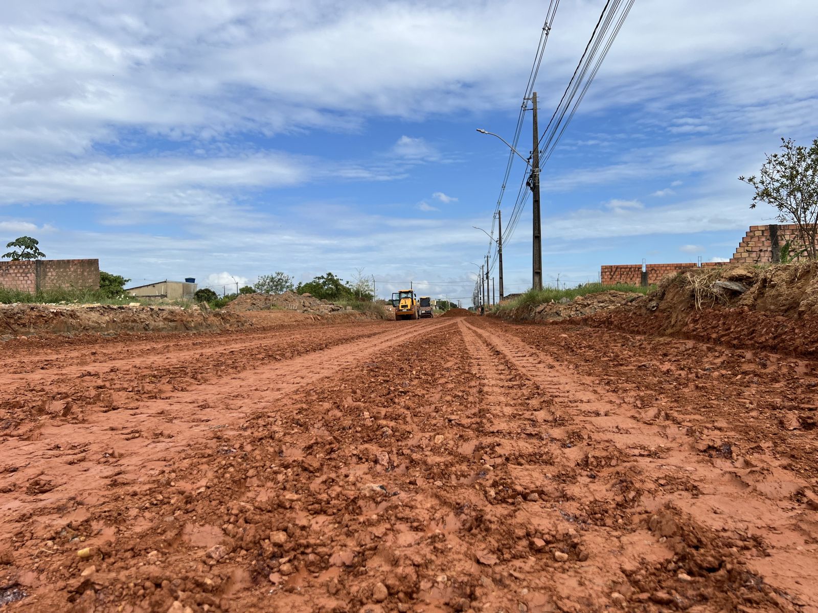 ASFALTO DURADOURO: Obra de reconstrução completa segue na avenida Calama