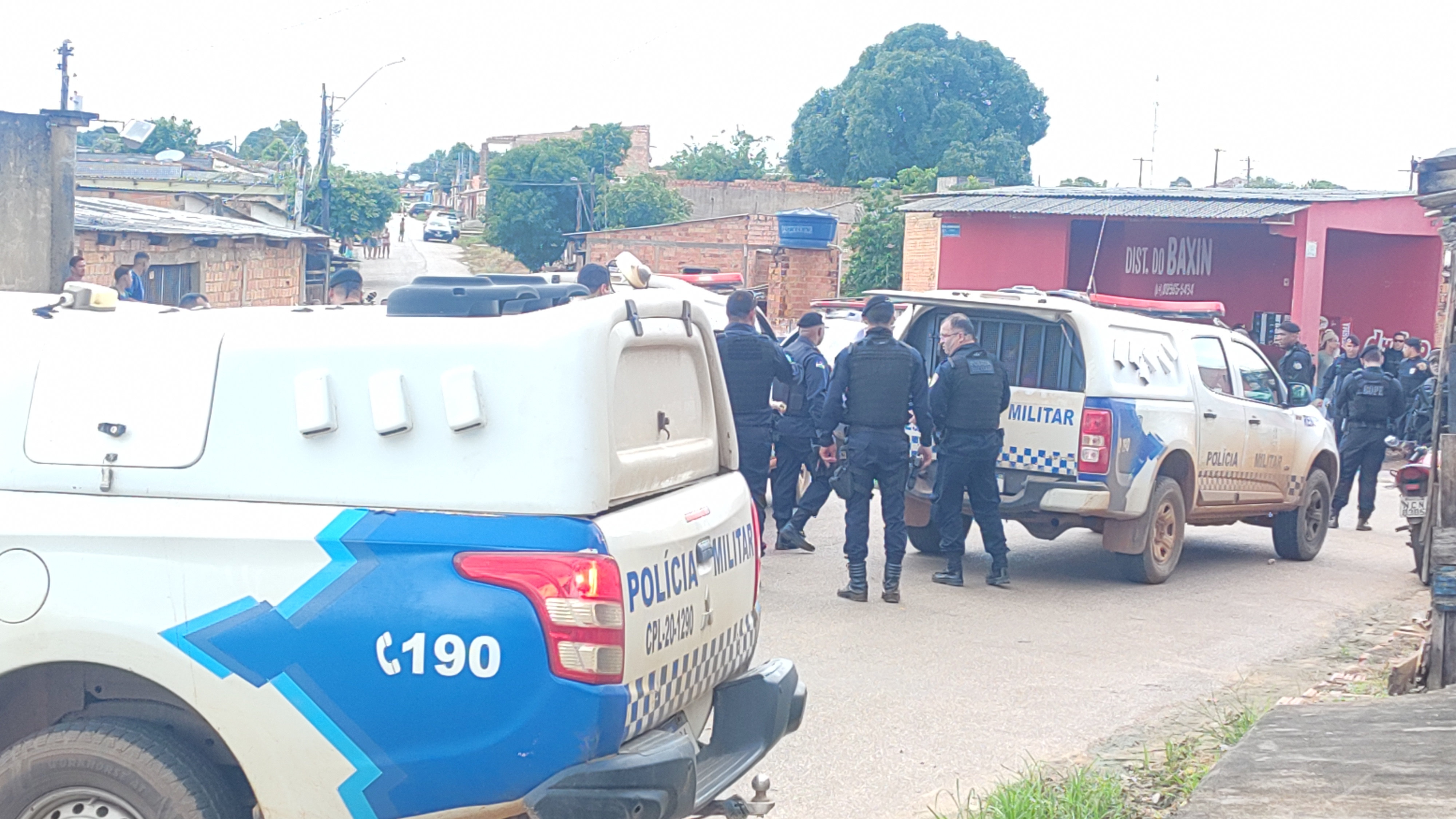 AO VIVO: Criminoso que mantinha namorada refém se entrega após negociação 