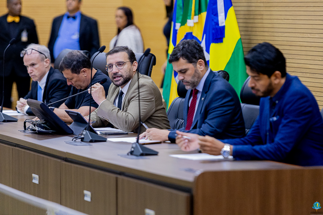 RIBEIRO DO SINPOL: Deputado reúne multidão em debate sobre regularização fundiária na Alero