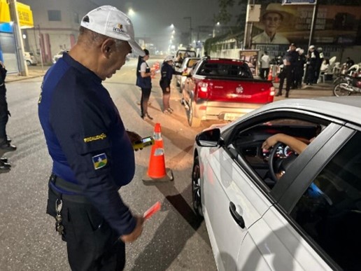 NOITE DE NATAL: 'Motorista da vez' ajuda a evitar transtornos e garante segurança no trânsito 
