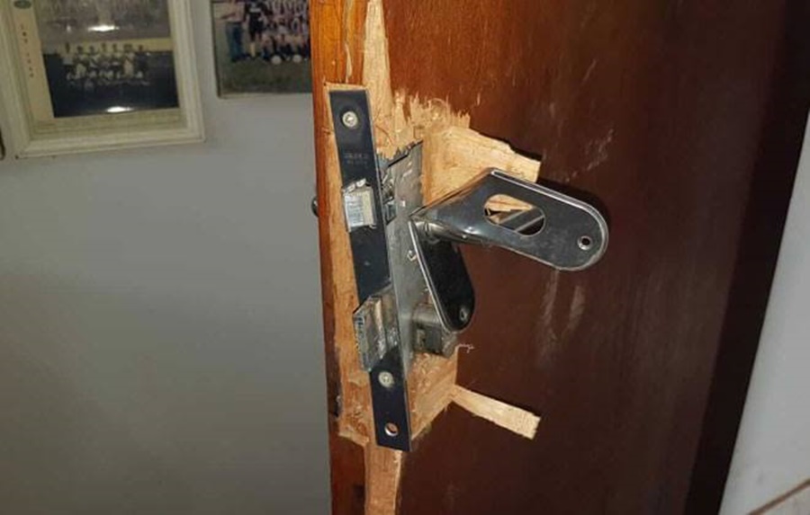 VIOLENTO: Ex-namorado arromba porta de residência e ataca mulher que tem medida protetiva 