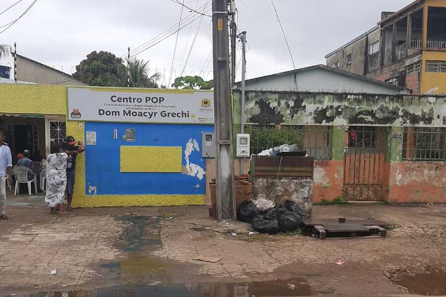 MAU CHEIRO: Leitor fotografa bueiro vazando água servida em frente a Centro POP