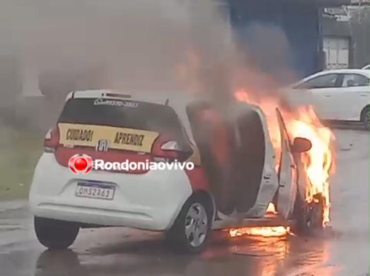 VÍDEO: Carro de autoescola pega fogo no meio da rua e fica destruído