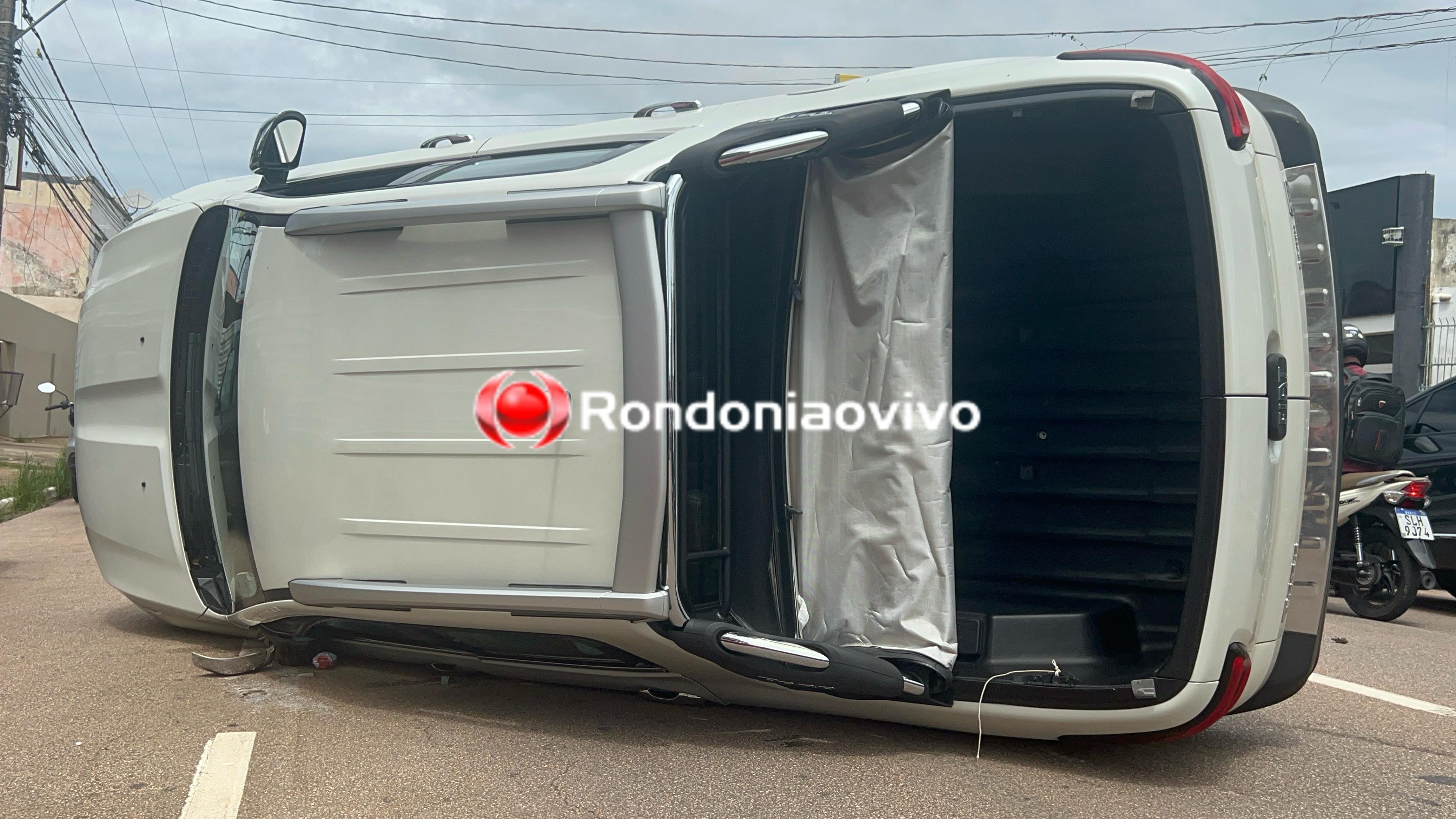 VÍDEO: Fiat Toro capota após colisão na Carlos Gomes