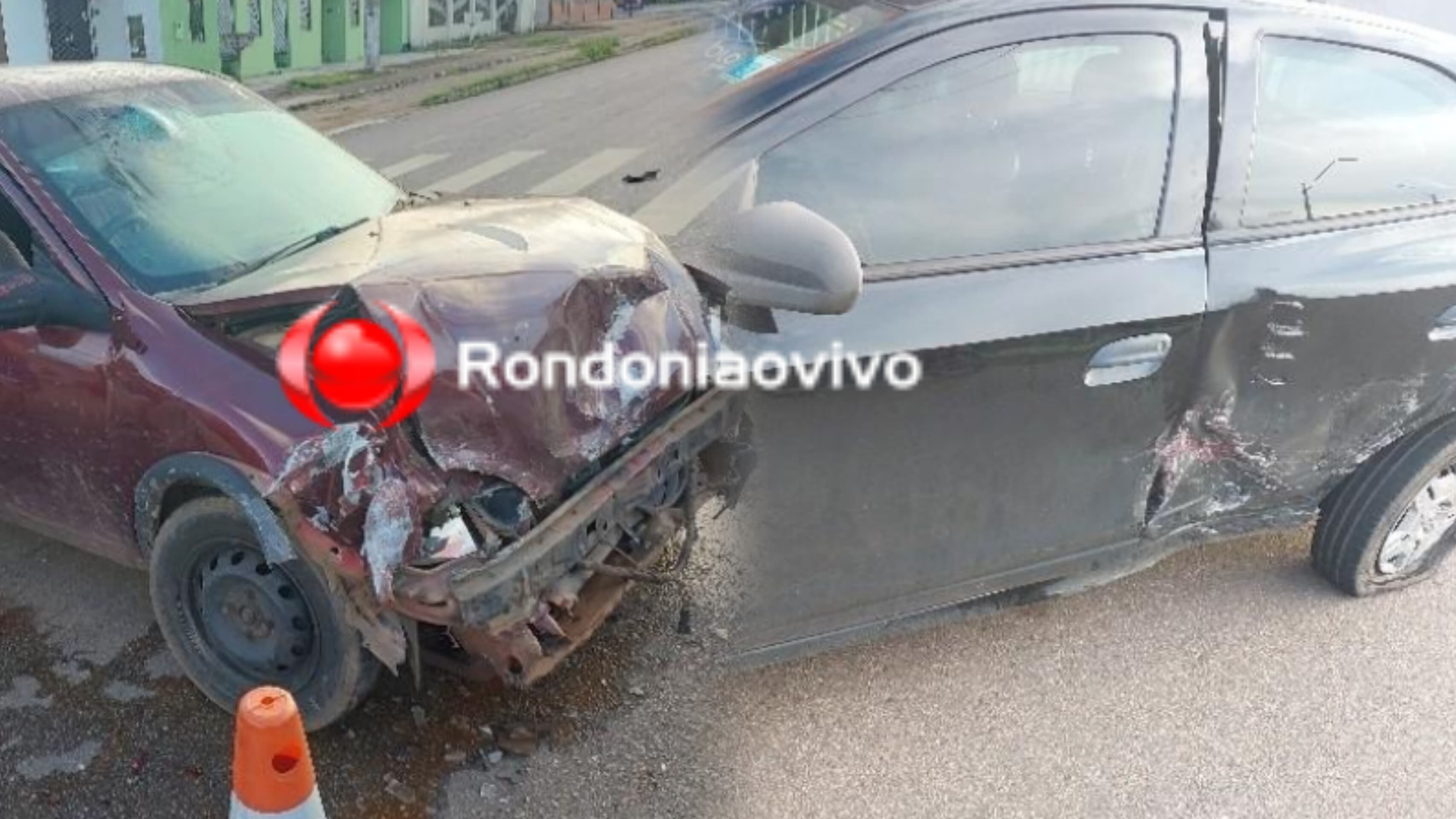 NO SEMÁFORO: Motorista fica lesionado após forte batida entre veículos