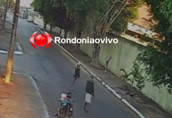 DENUNCIE: Vídeo mostra casal furtando moto Titan de limpador de piscina