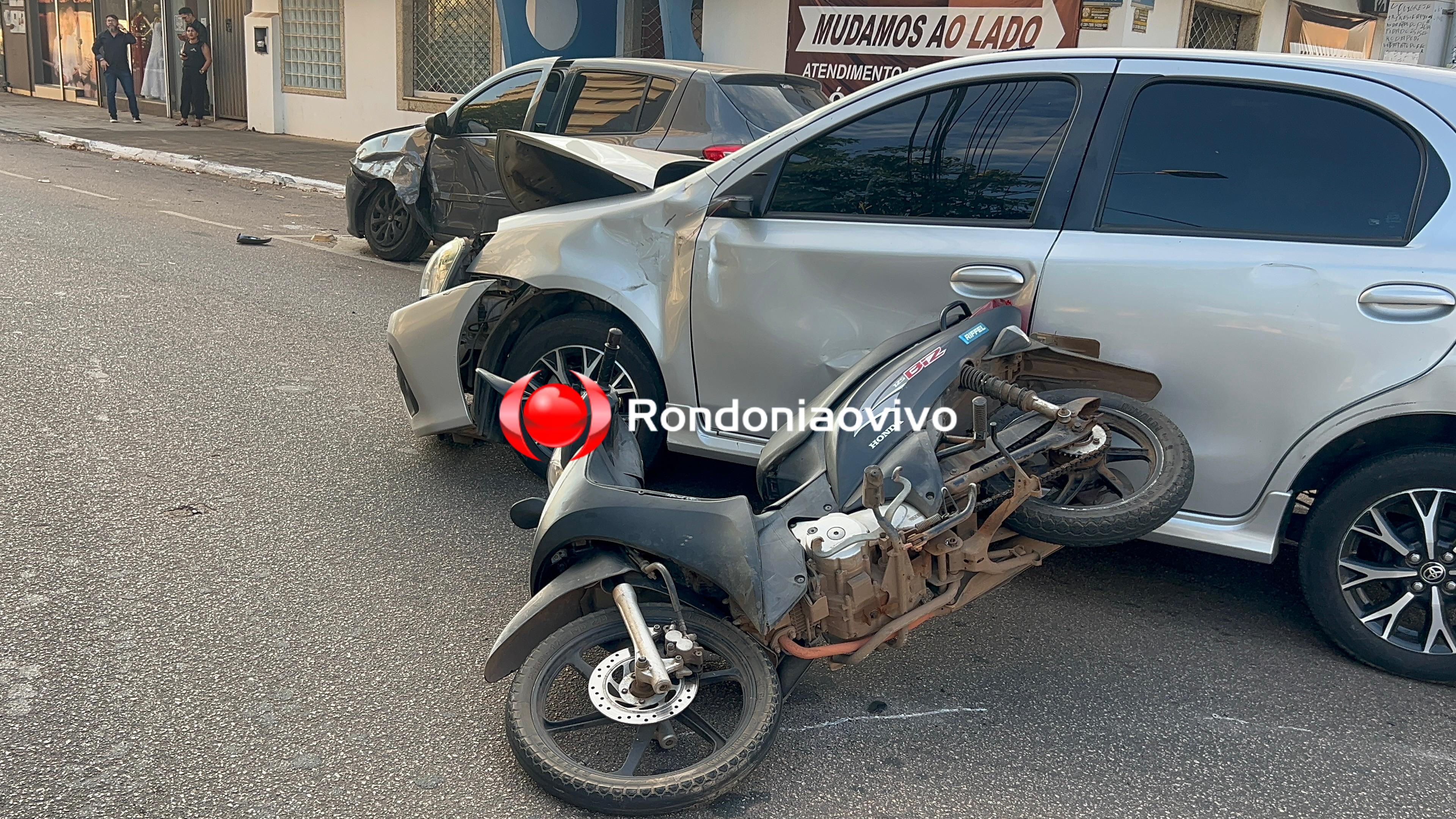 VÍDEO: Grave acidente entre três veículos na Carlos Gomes deixa homem ferido