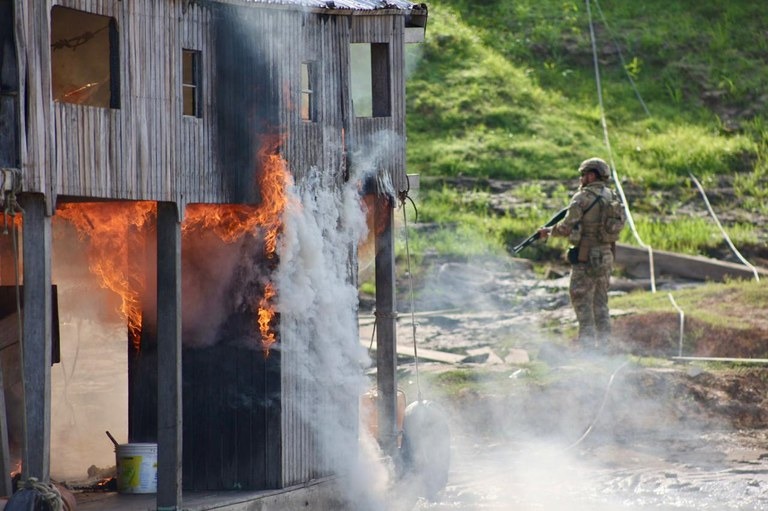 BOIUNA: Operação contra garimpo ilegal destrói 95 balsas no rio Madeira