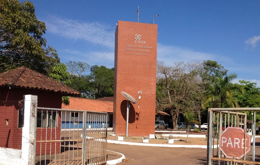 INSALUBRIDADE: Acadêmicos reclamam de água contaminada e UNIR suspende aulas