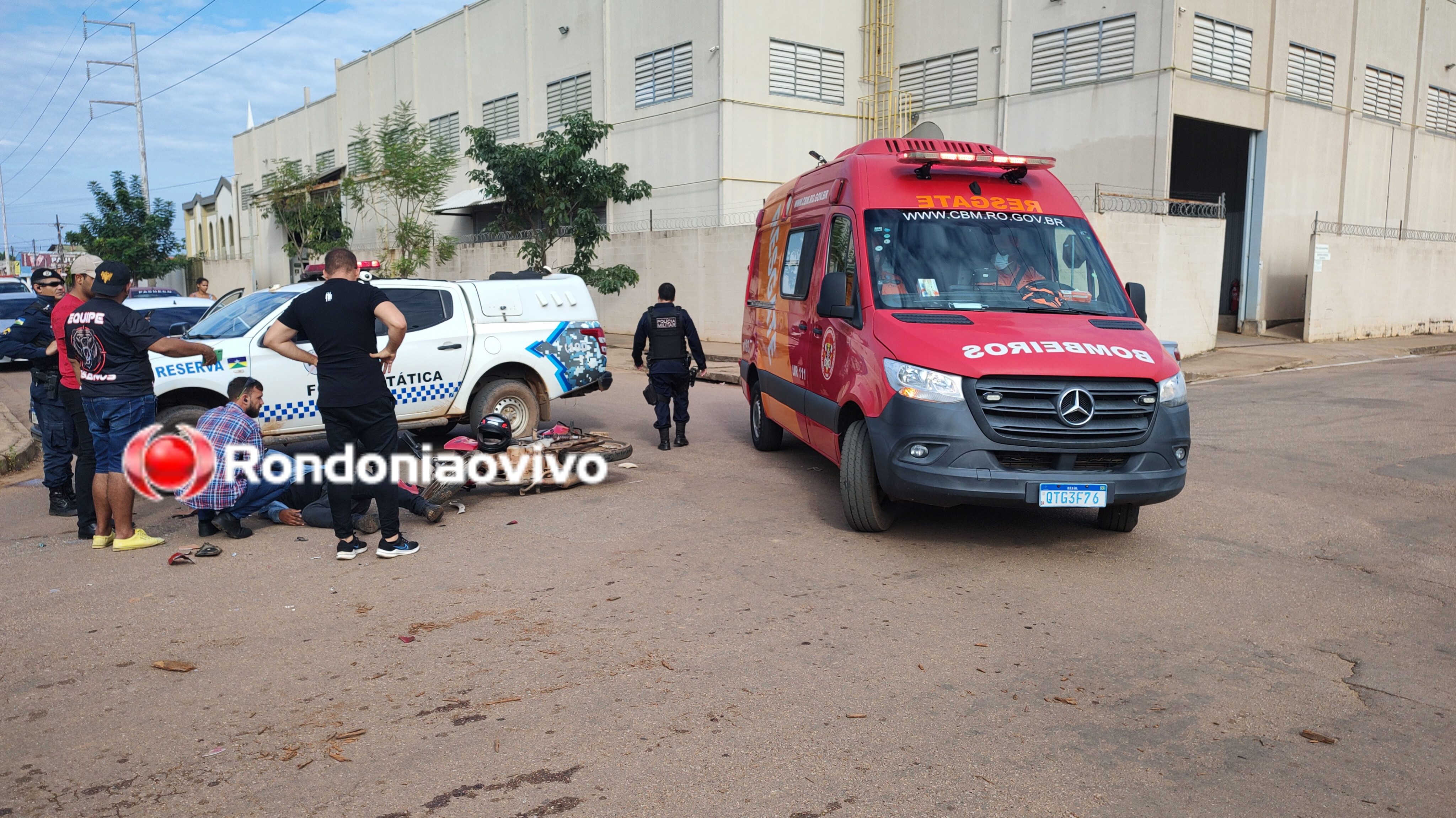 VÍDEO: Motorista de aplicativo avança cruzamento e deixa motociclista ferido