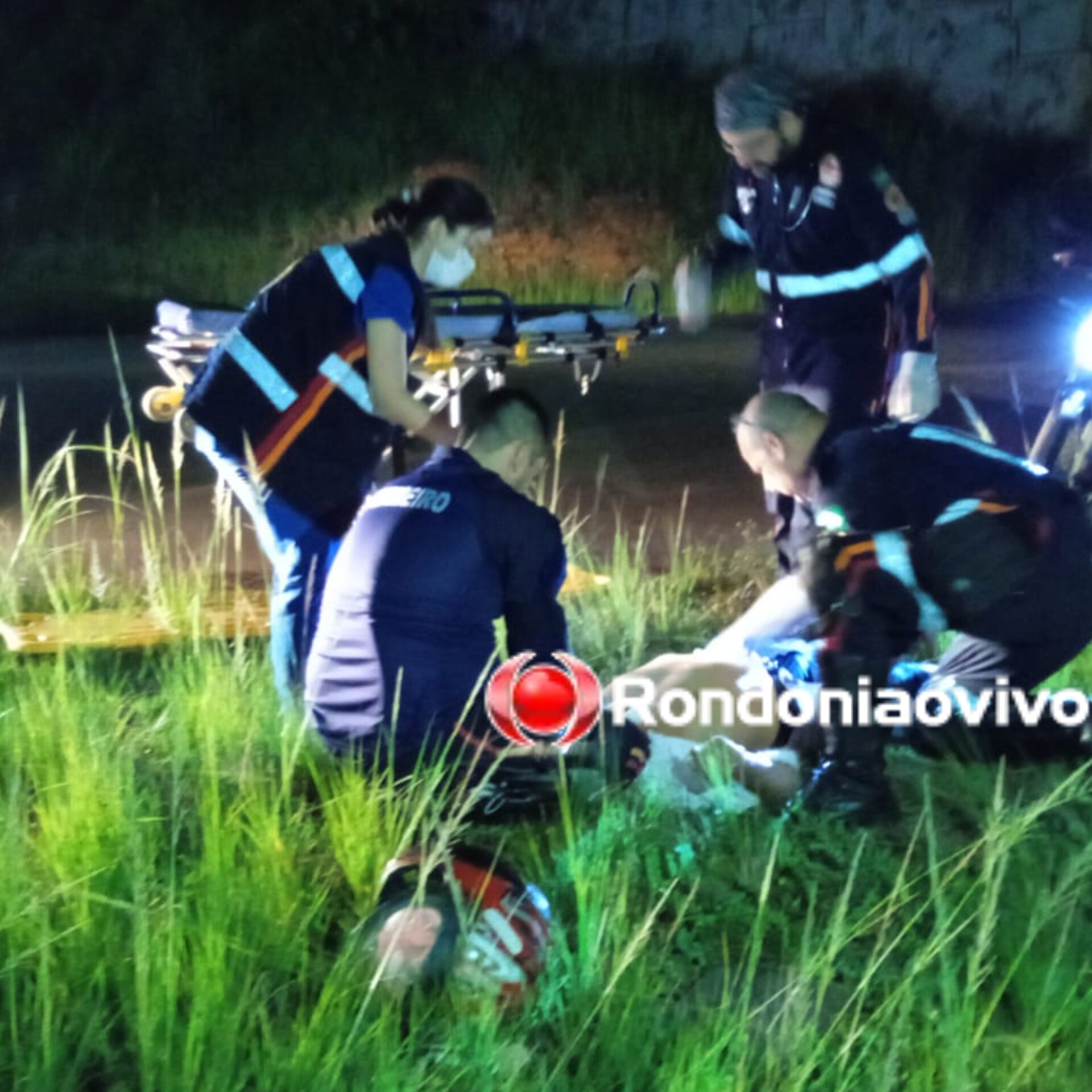 PERDEU O CONTROLE: Idoso fica desacordado após sofrer queda de moto no viaduto 