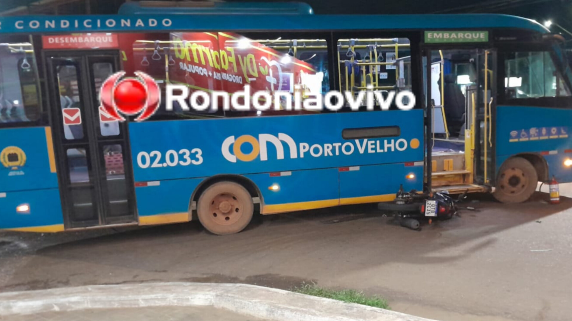 ABANDONOU: Ônibus e moto se envolvem em acidente e condutor foge correndo 