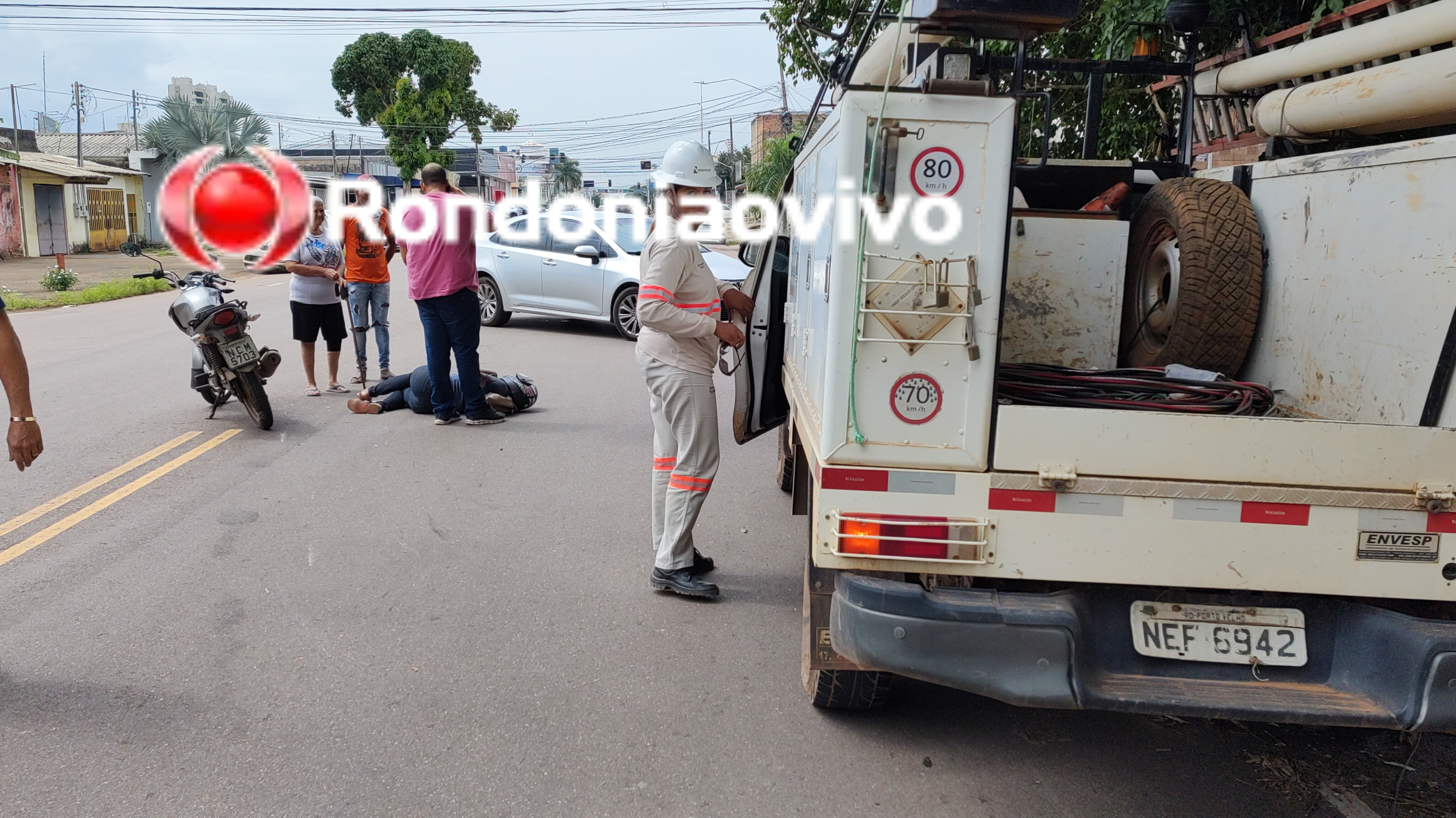 SOFREU QUEDA: Fio caído na rua provoca acidente e deixa mulher em moto ferida
