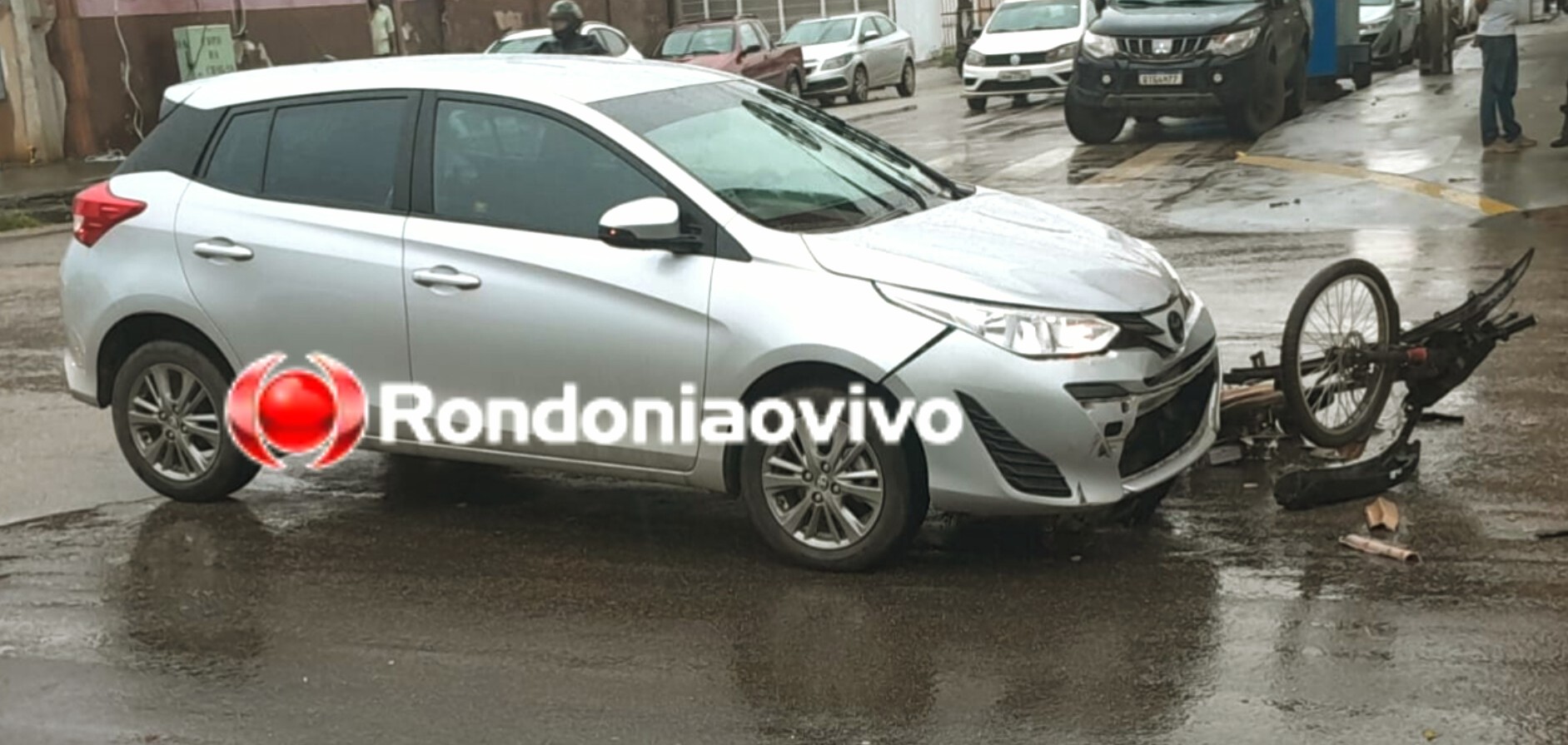 FERIMENTOS: Ciclista é atropelado por carro que avançou cruzamento na Rua Paulo Leal 