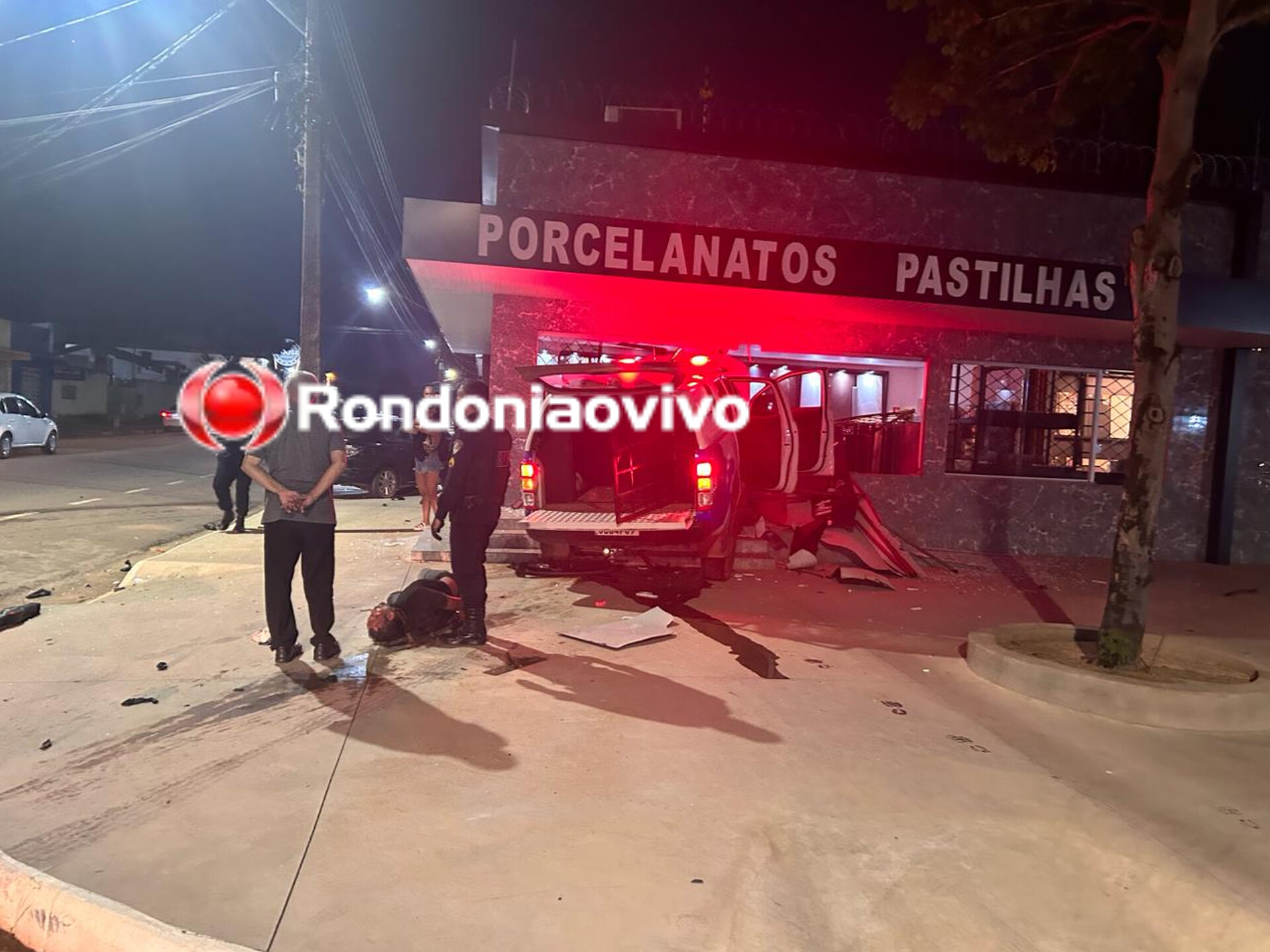 DOIS FERIDOS: Viatura da PM invade comércio após policial de folga causar acidente 