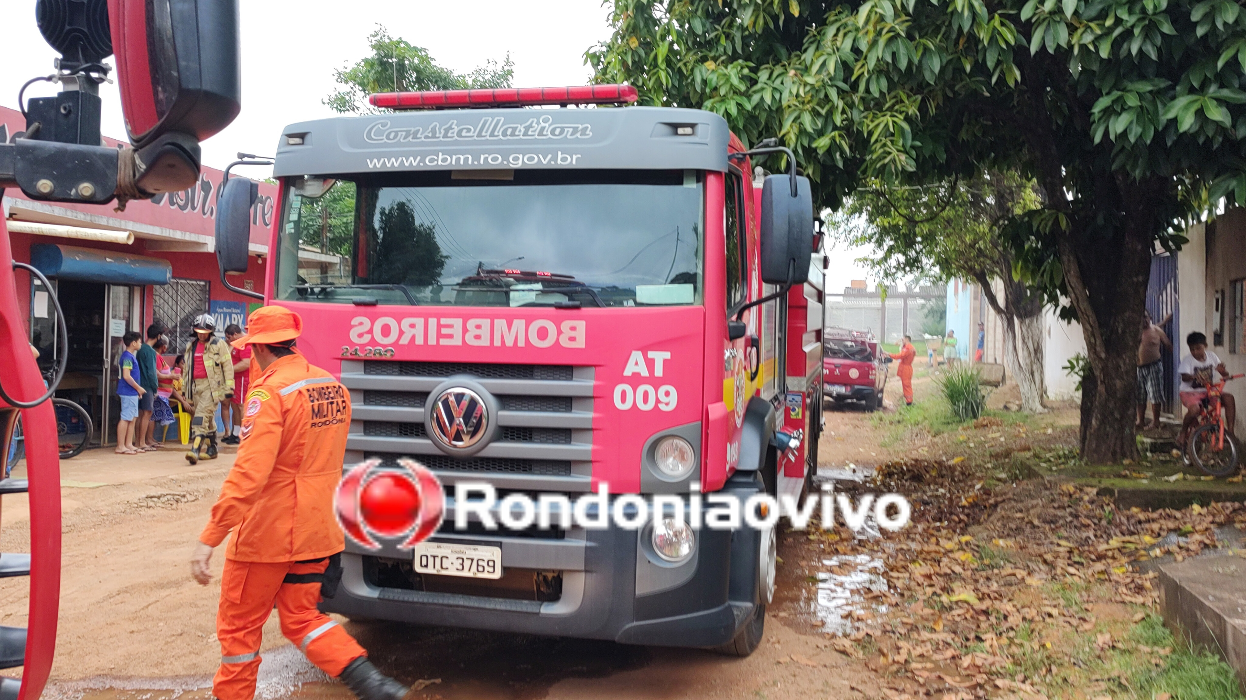 VÍDEO: Residência é destruída por incêndio na zona Leste