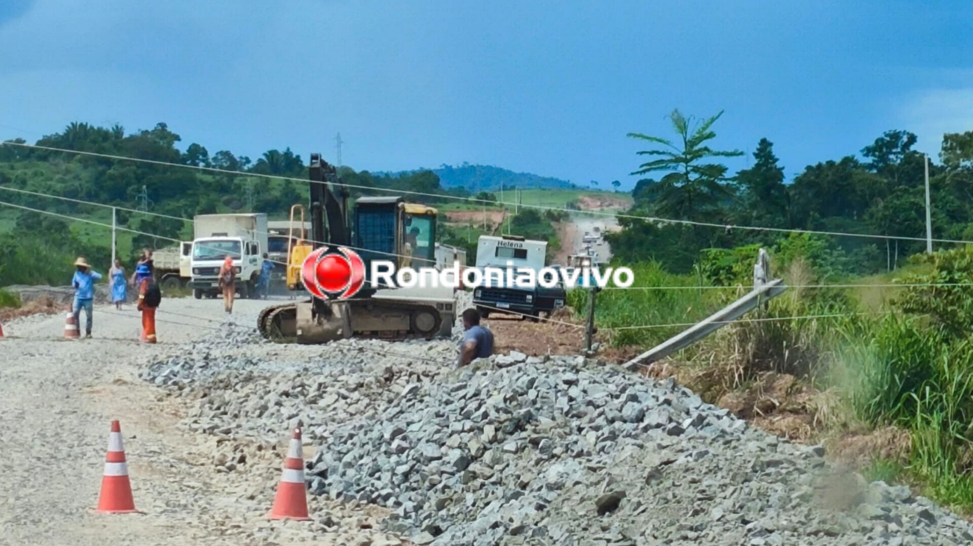 NINGUÉM PASSA: Trator derruba poste  e interdita tráfego de veículos na BR-421