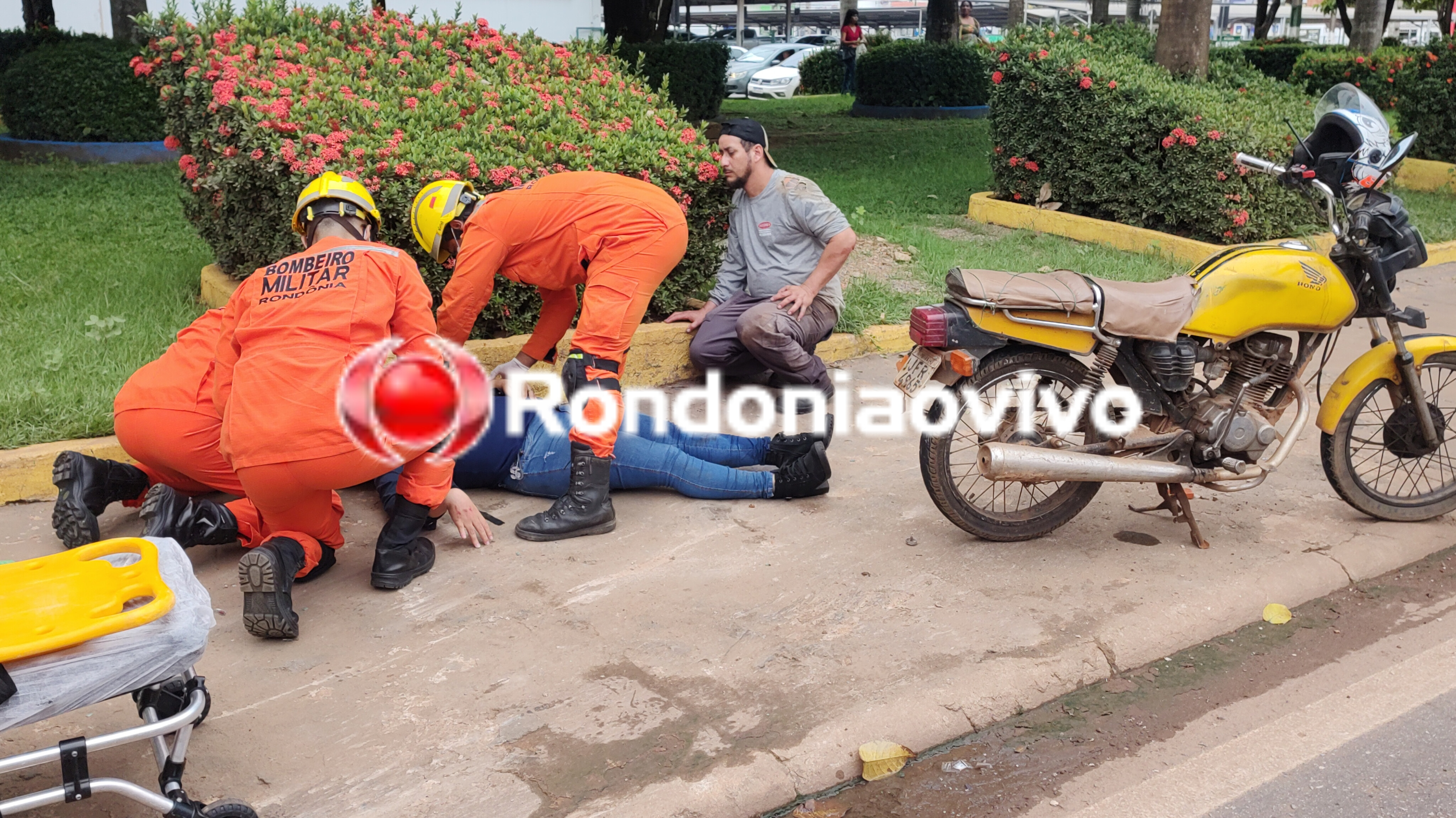 VÍDEO: Casal vai parar no canteiro central após acidente na Jorge Teixeira 