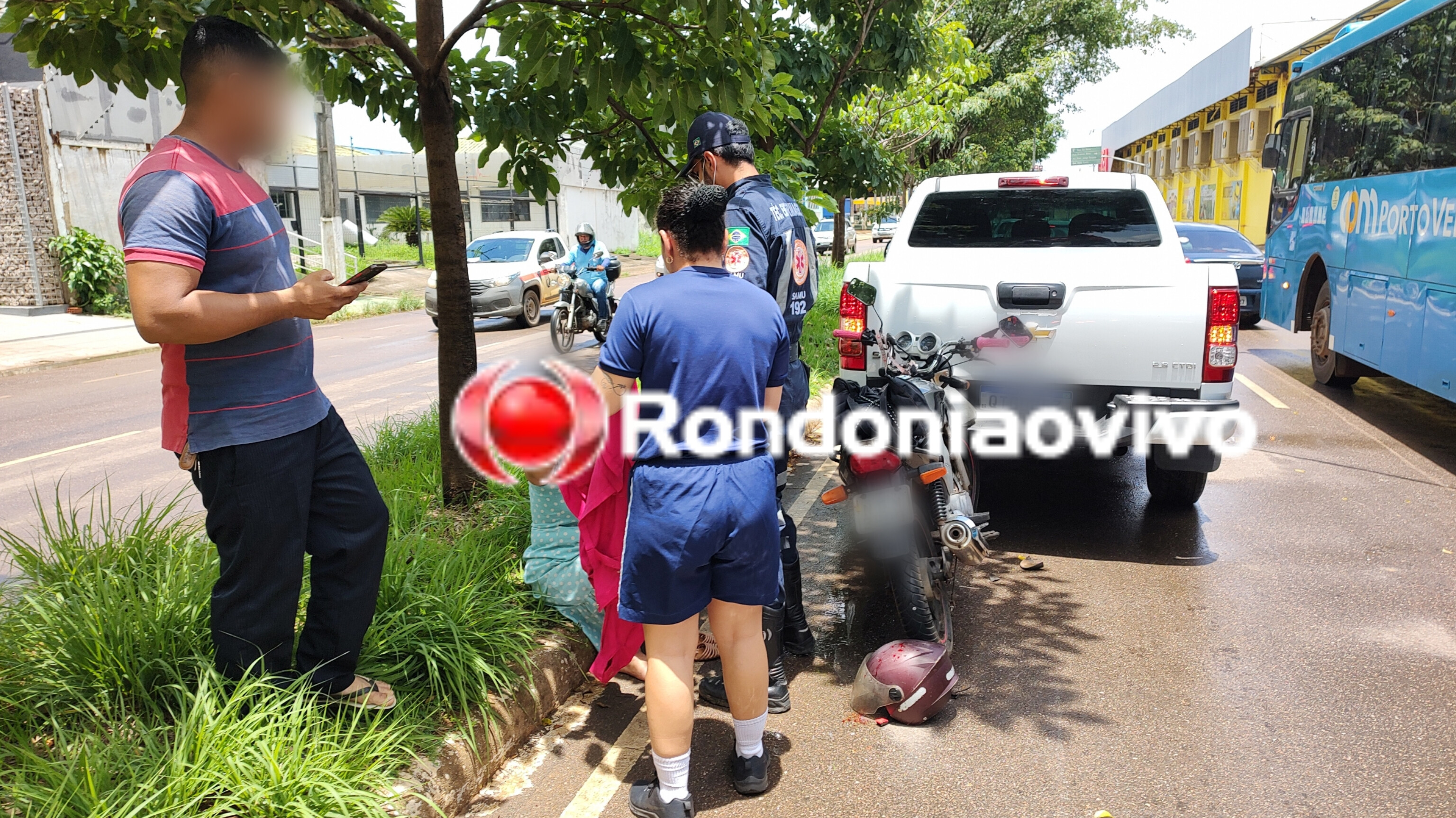 VÍDEO: Mulher fica gravemente ferida após bater moto na traseira de viatura da PM