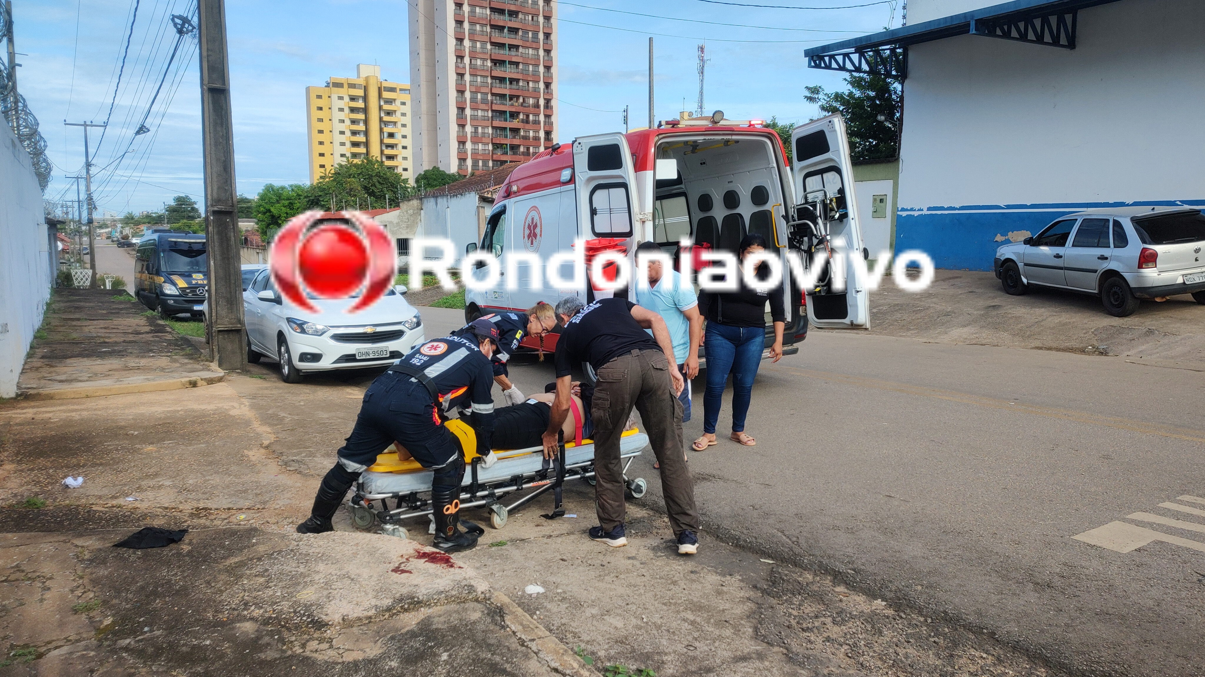 NO AGENOR: Mulher tem fratura exposta na perna após batida entre carro e moto