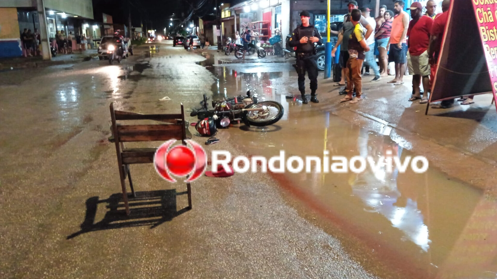 URGENTE: Filho de comerciante é baleado e criminosos tem moto incendiada na zona Leste 