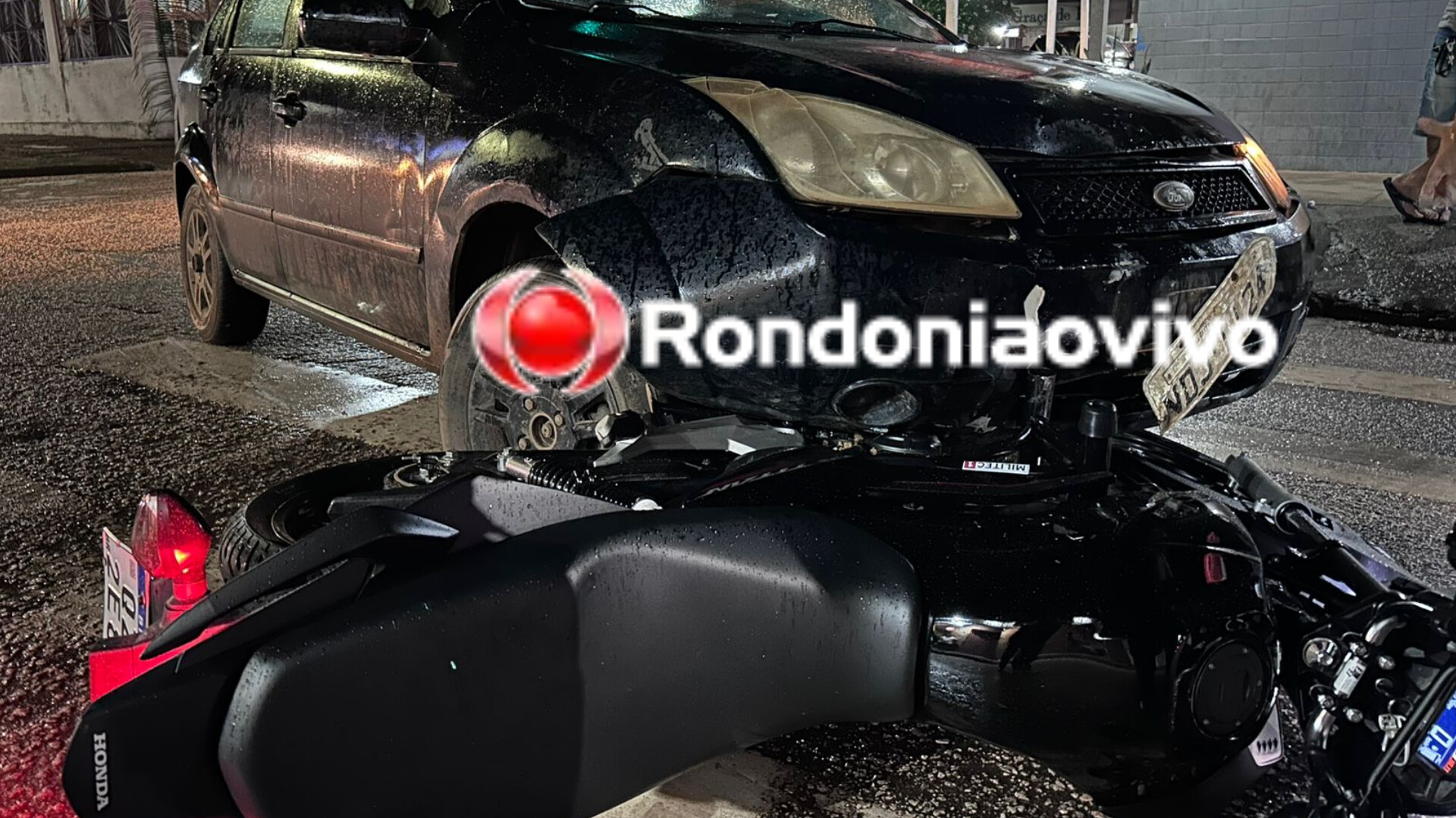 NO SEMÁFORO: Criança e casal ficam feridos após batida frontal de carro com moto 