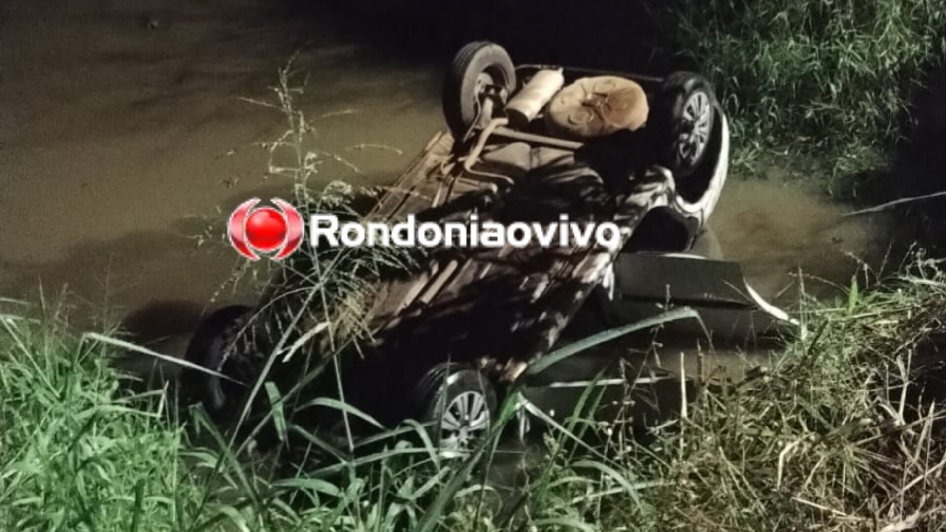 SUSTO: Motorista passa direto em curva e cai com carro dentro de vala 