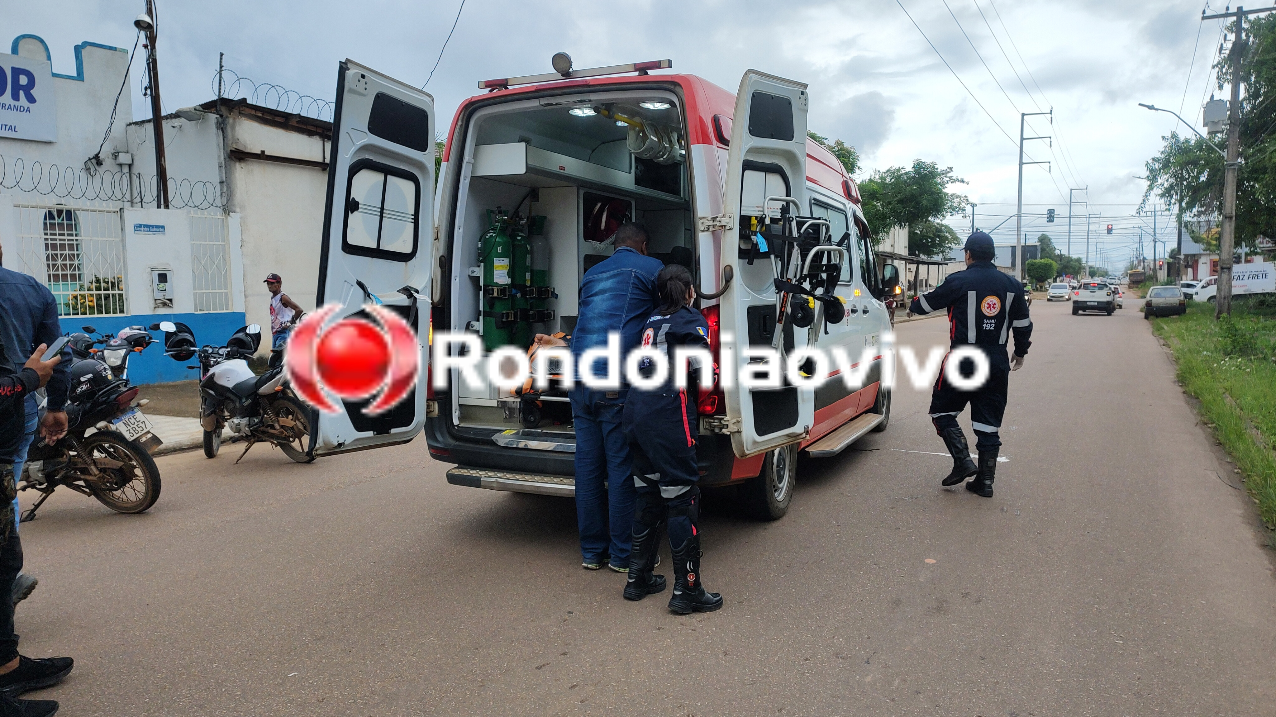 IMPRUDÊNCIA: Moto aplicativo e passageiro são atropelados por caminhonete Toro na Alexandre