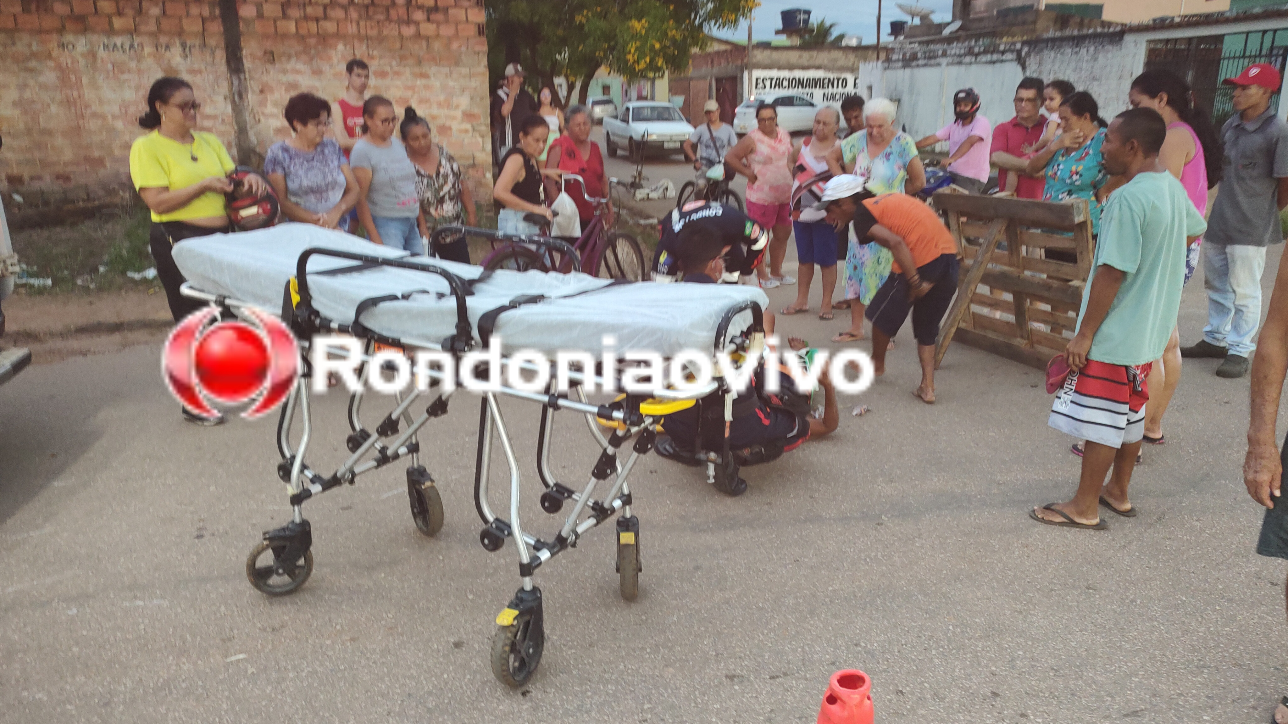 VÍDEO: Idosa tem fratura exposta e motociclista foge após atropelamento