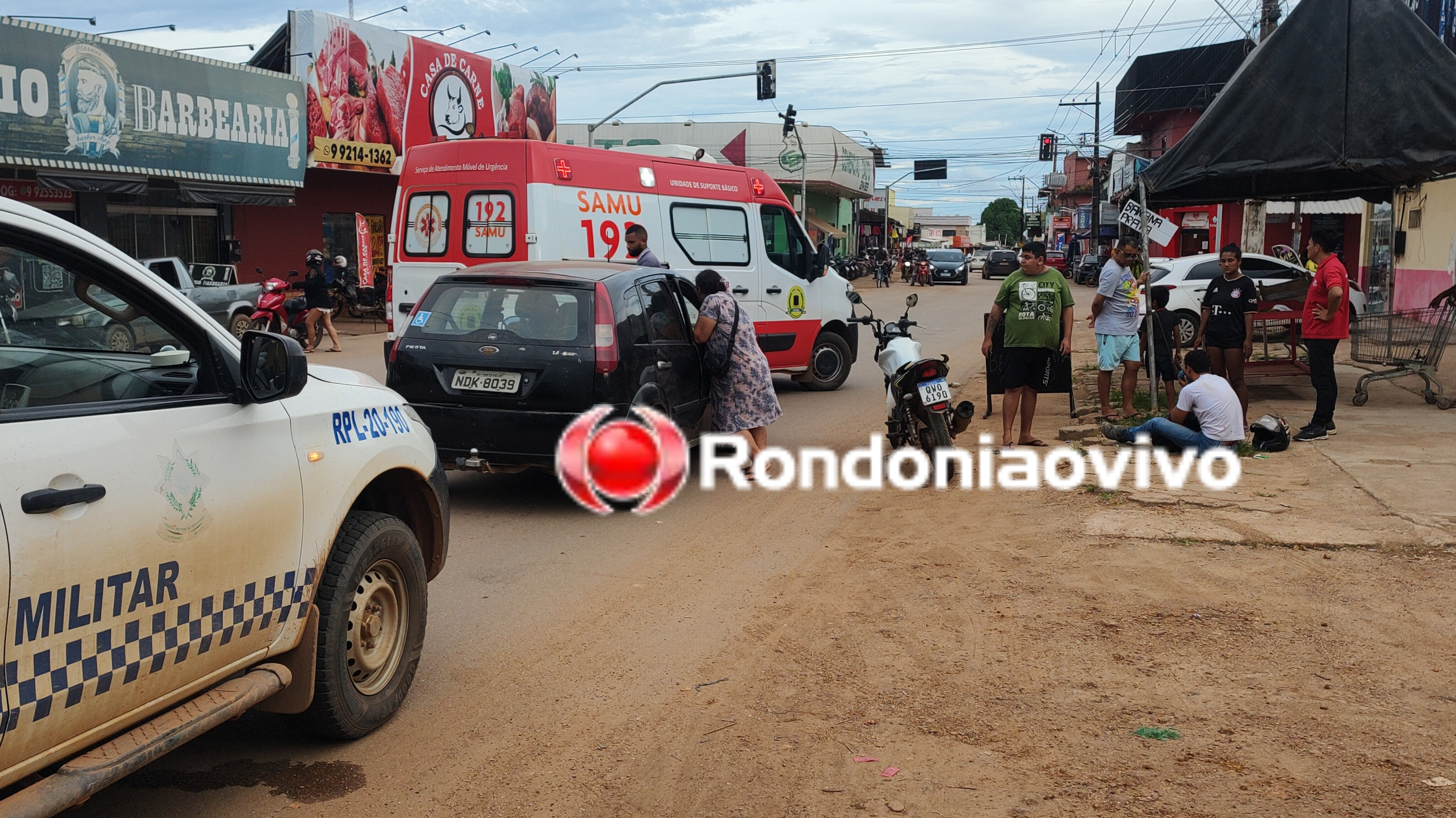 GRAVE: Motociclista sofre ferimento no rosto após passageira abrir porta de carro