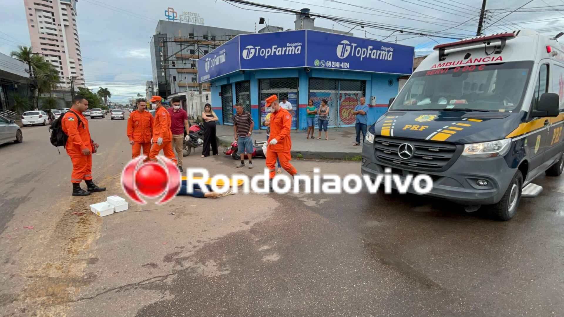 CENTRO: Mulher em moto é atropelada por caminhonete no semáforo 