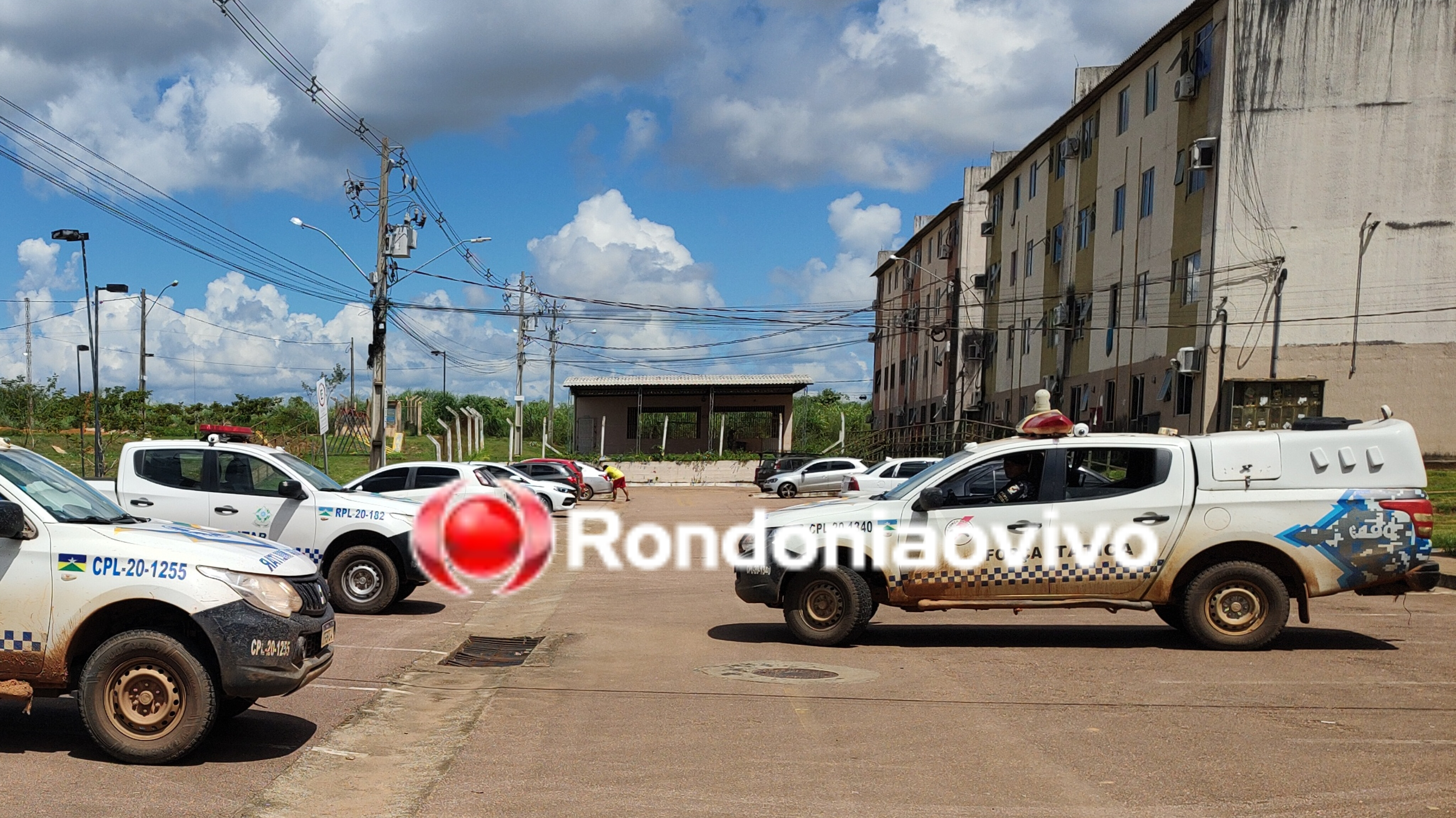 AUDÁCIA: Criminosos recebem policiais da Força Tática a tiros em condomínio 