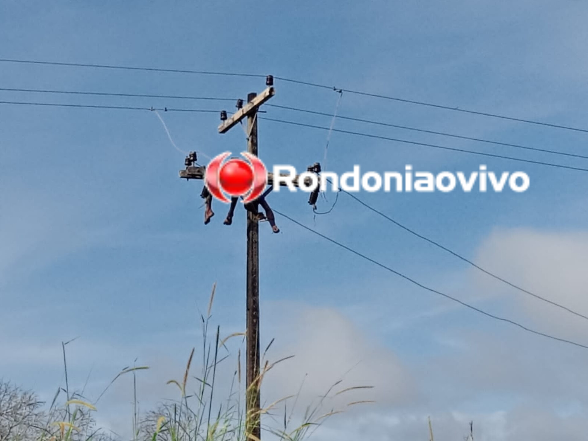 PENDURADO: Homem morre eletrocutado em poste na BR-364