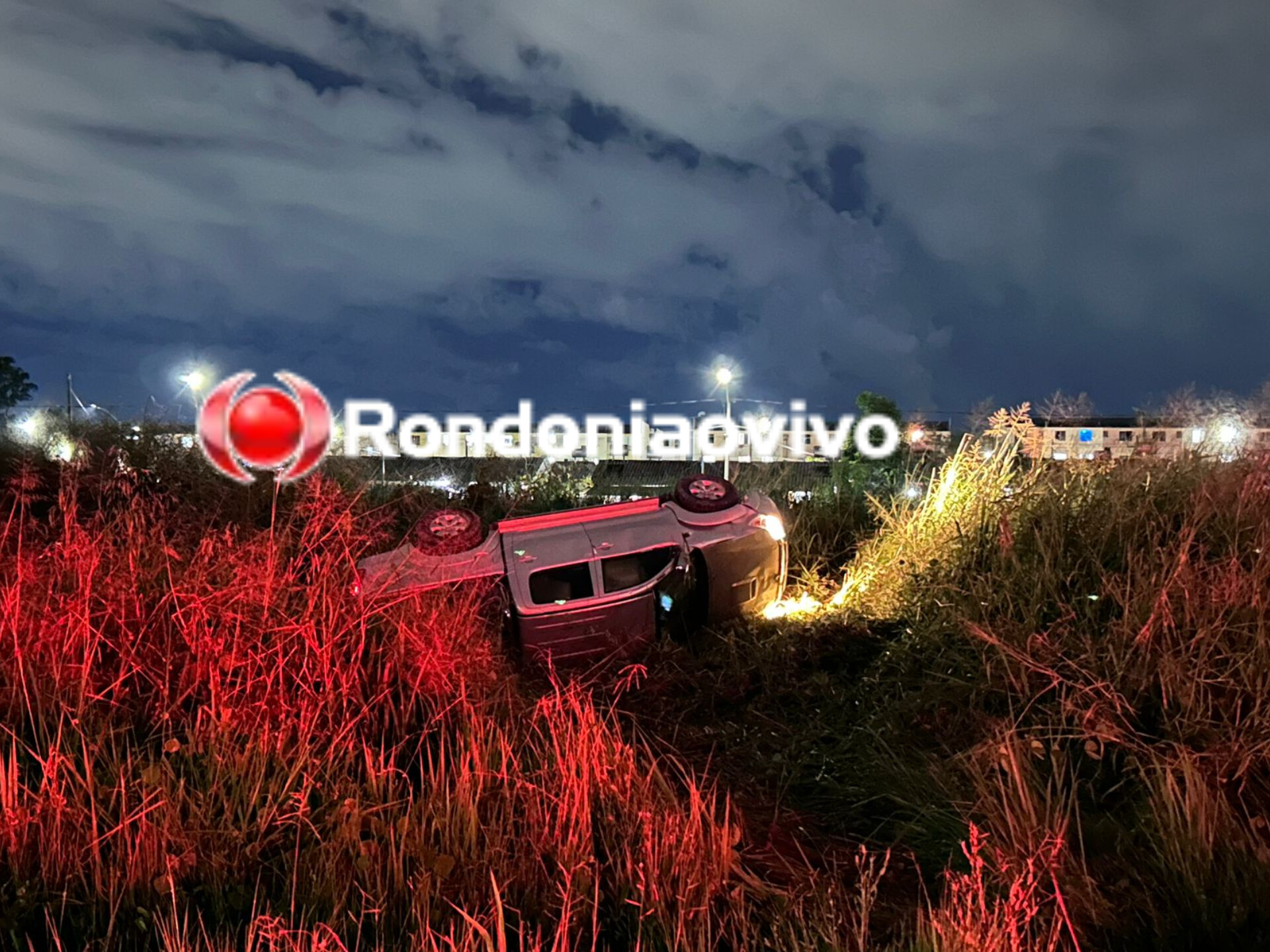 NA FUGA: Criminosos fazem roubo e capotam Hilux no Orgulho do Madeira 