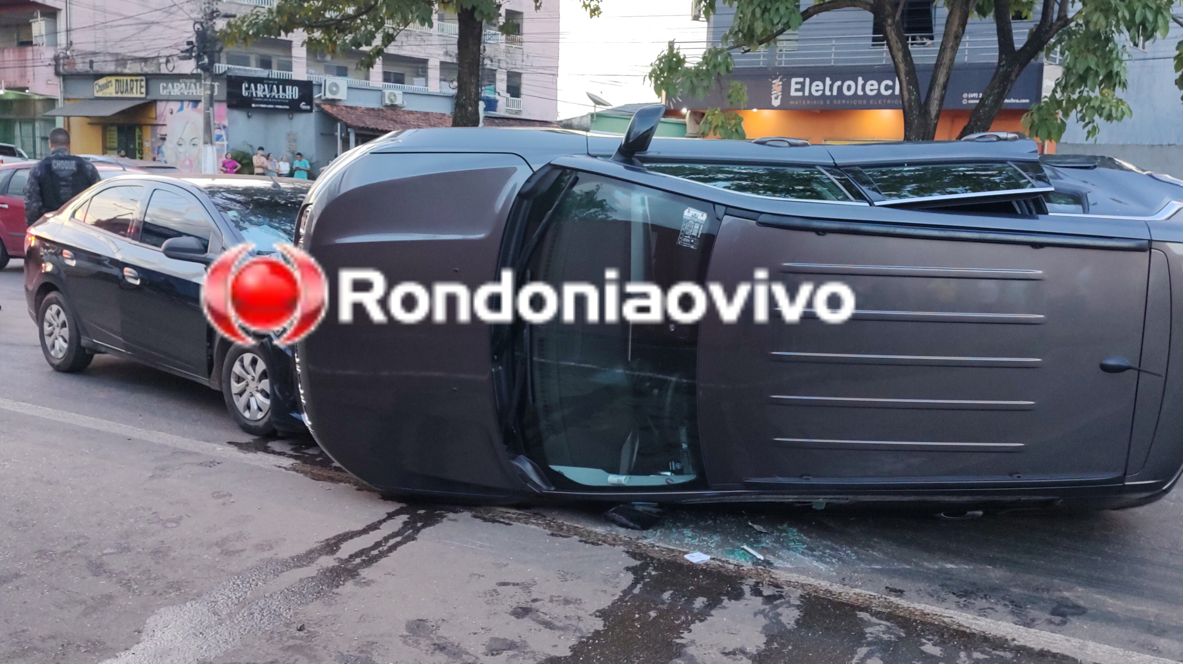 IMPRUDÊNCIA: Jeep Compass capota após grave batida na Imigrantes 