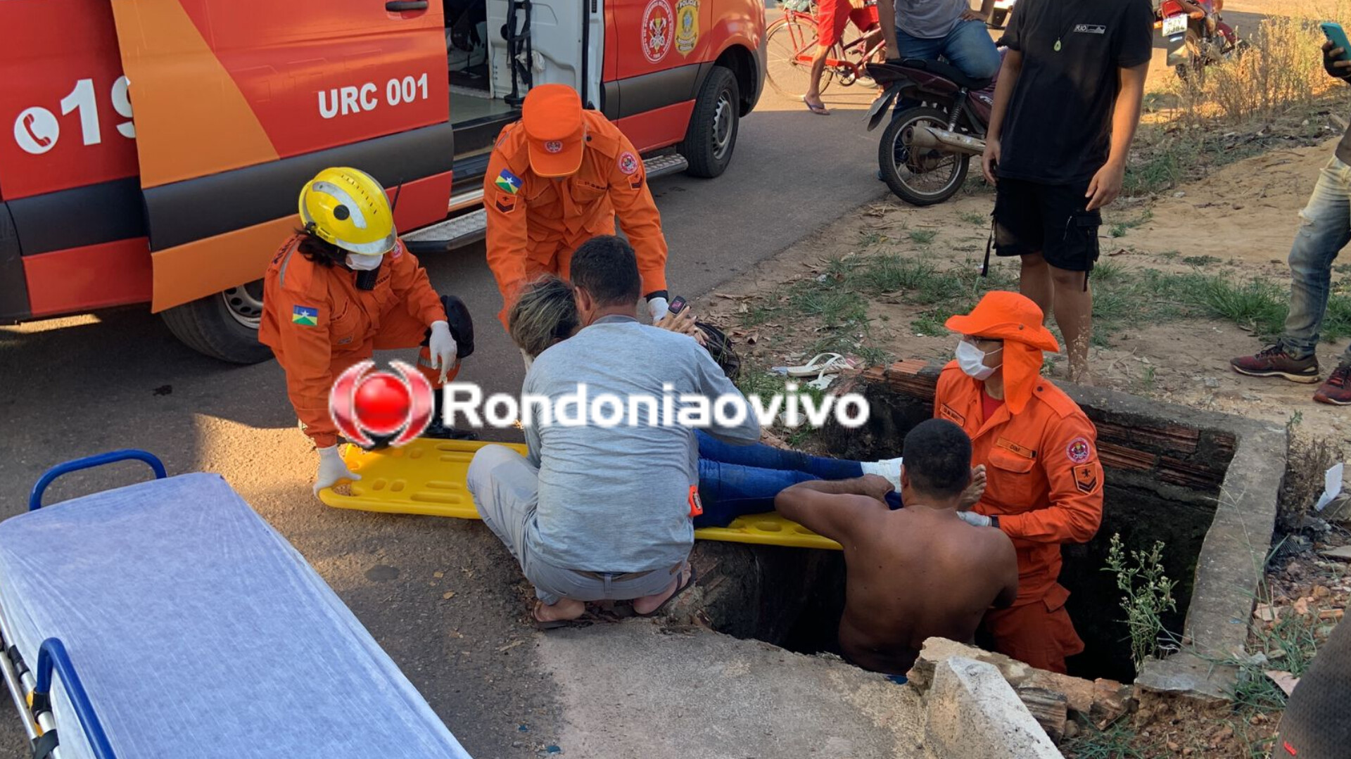 ATROPELAMENTO: Mulher em moto cai dentro de bueiro e fica gravemente ferida; motorista fugiu