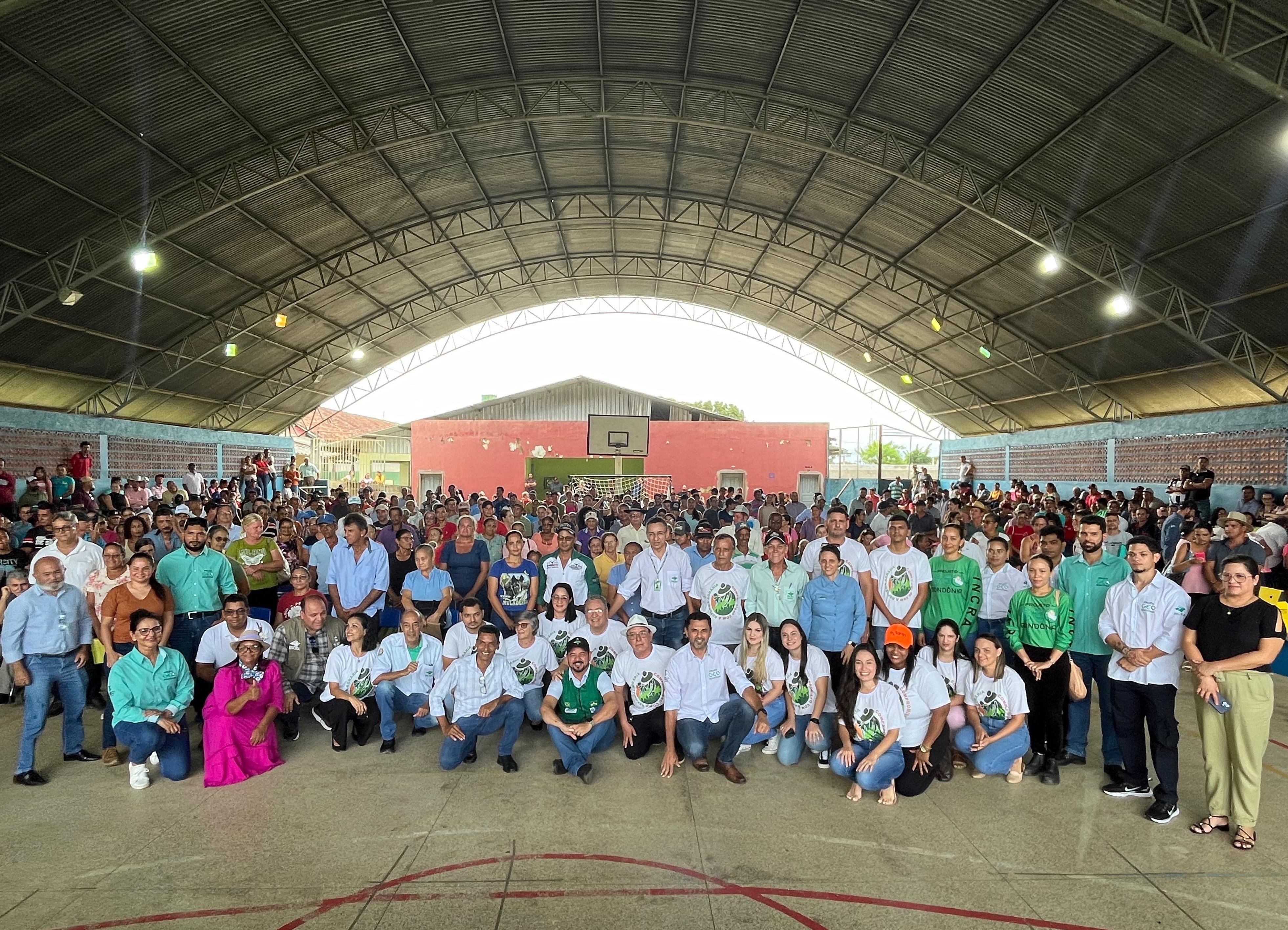EM MACHADINHO D’OESTE: Famílias recebem contratos da terra e R$ 4 milhões em créditos