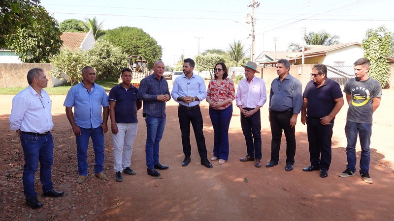 EM CEREJEIRAS: Ezequiel Neiva assina ordem de serviço para asfaltamento do bairro Primavera
